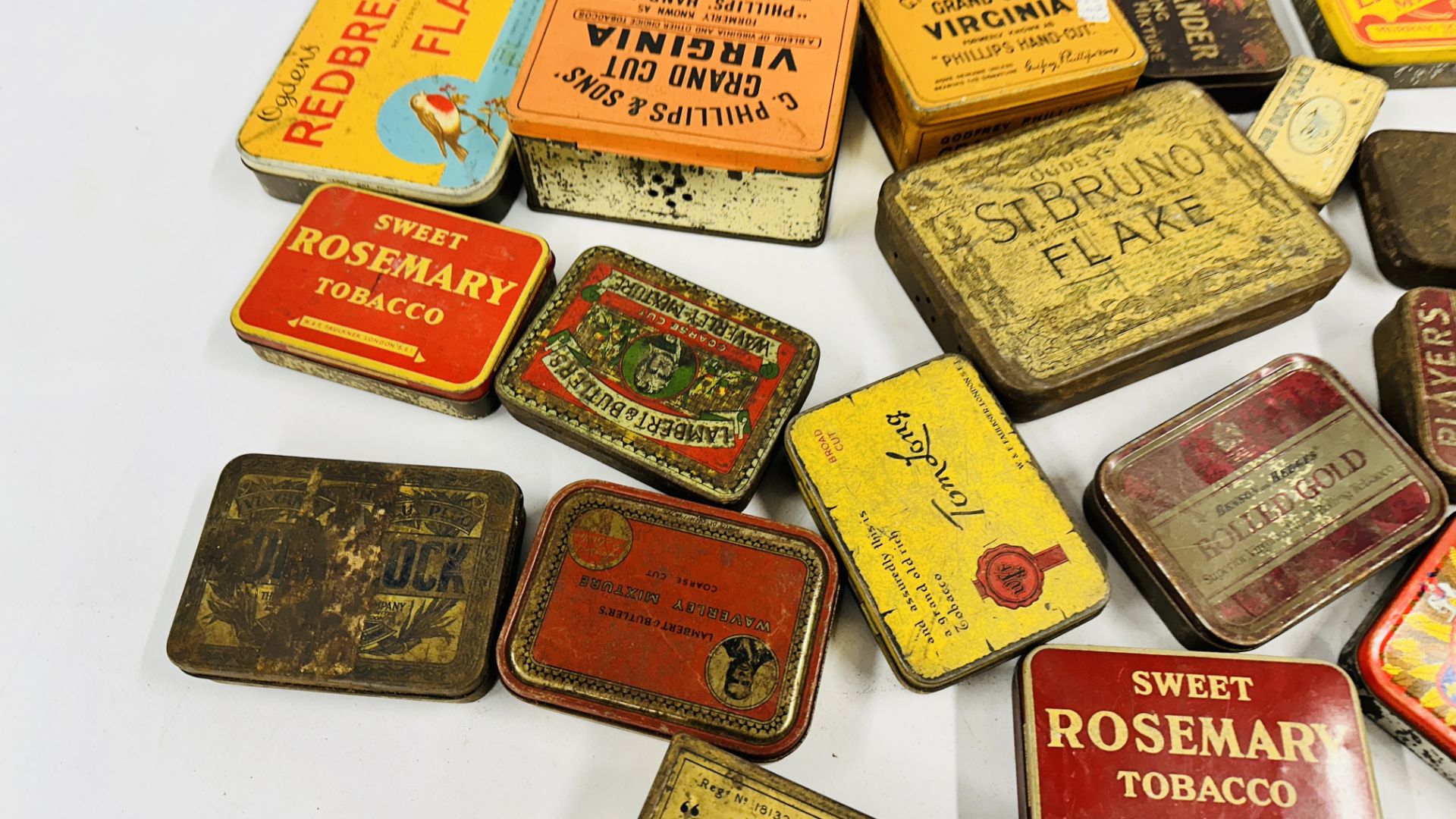 A BOX CONTAINING AN EXTENSIVE COLLECTION OF ASSORTED EMPTY VINTAGE TOBACCO TINS TO INCLUDE EXAMPLES - Image 4 of 10