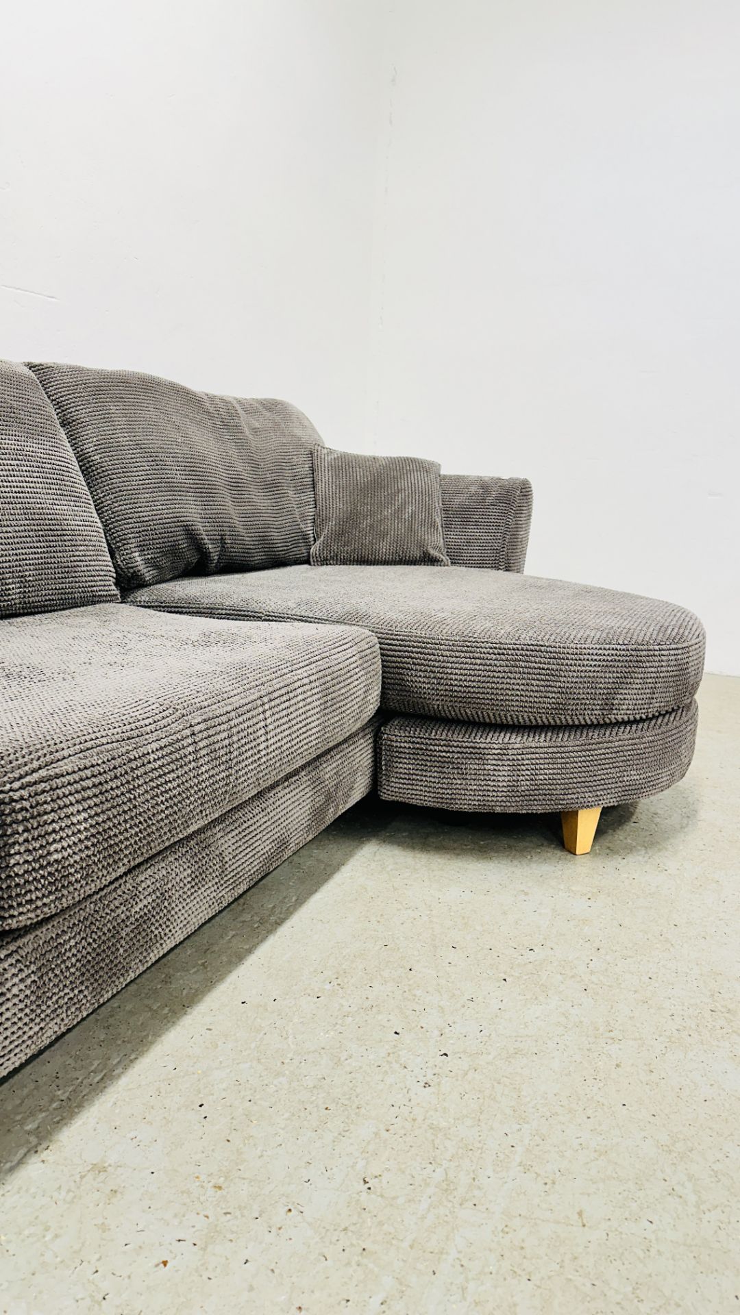 GOOD QUALITY DFS CORNER SOFA UPHOLSTERED IN CHARCOAL GREY. - Image 4 of 10