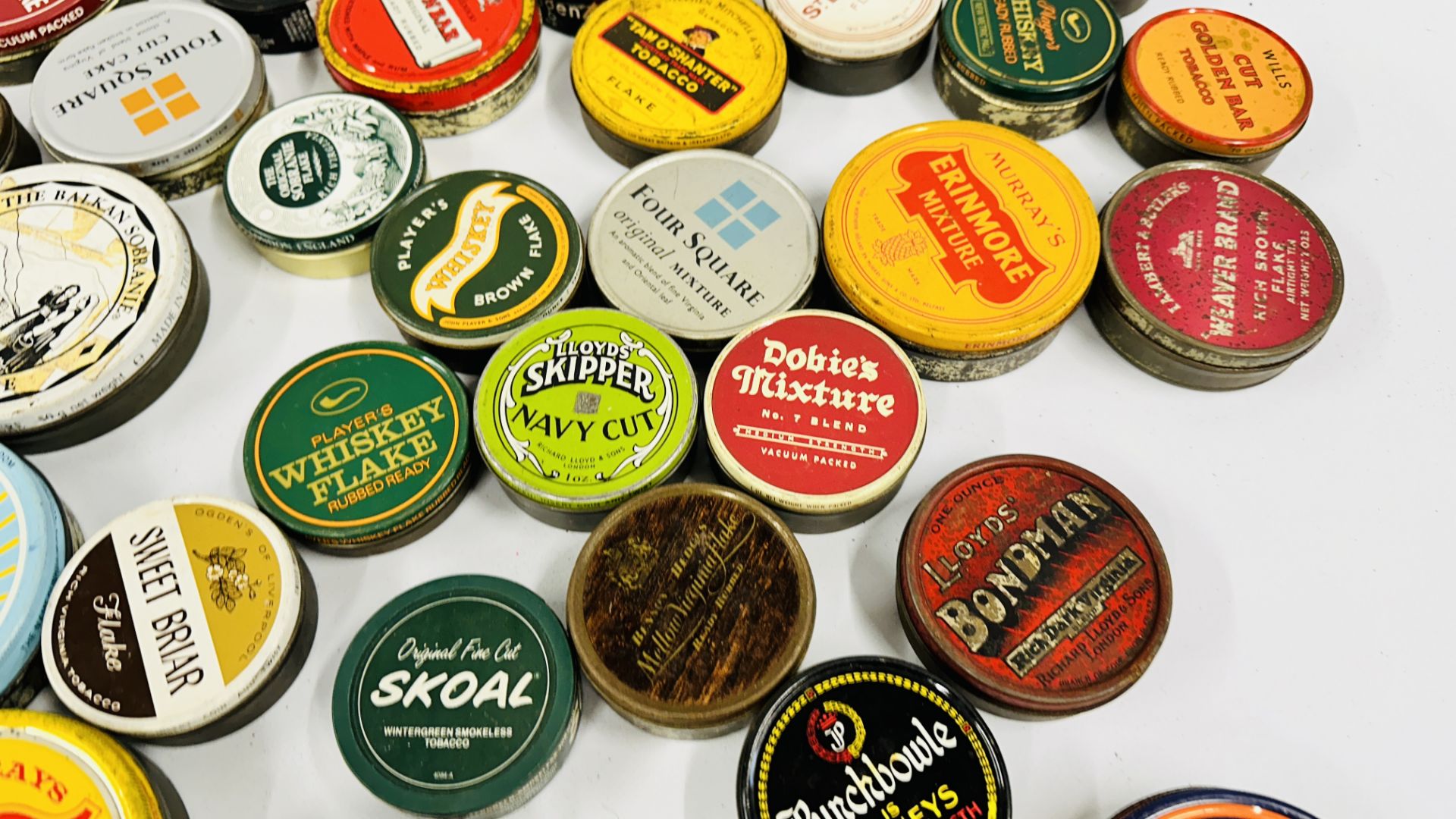 A BOX CONTAINING AN EXTENSIVE COLLECTION OF ASSORTED EMPTY VINTAGE ROUND TOBACCO TINS TO INCLUDE - Bild 4 aus 12