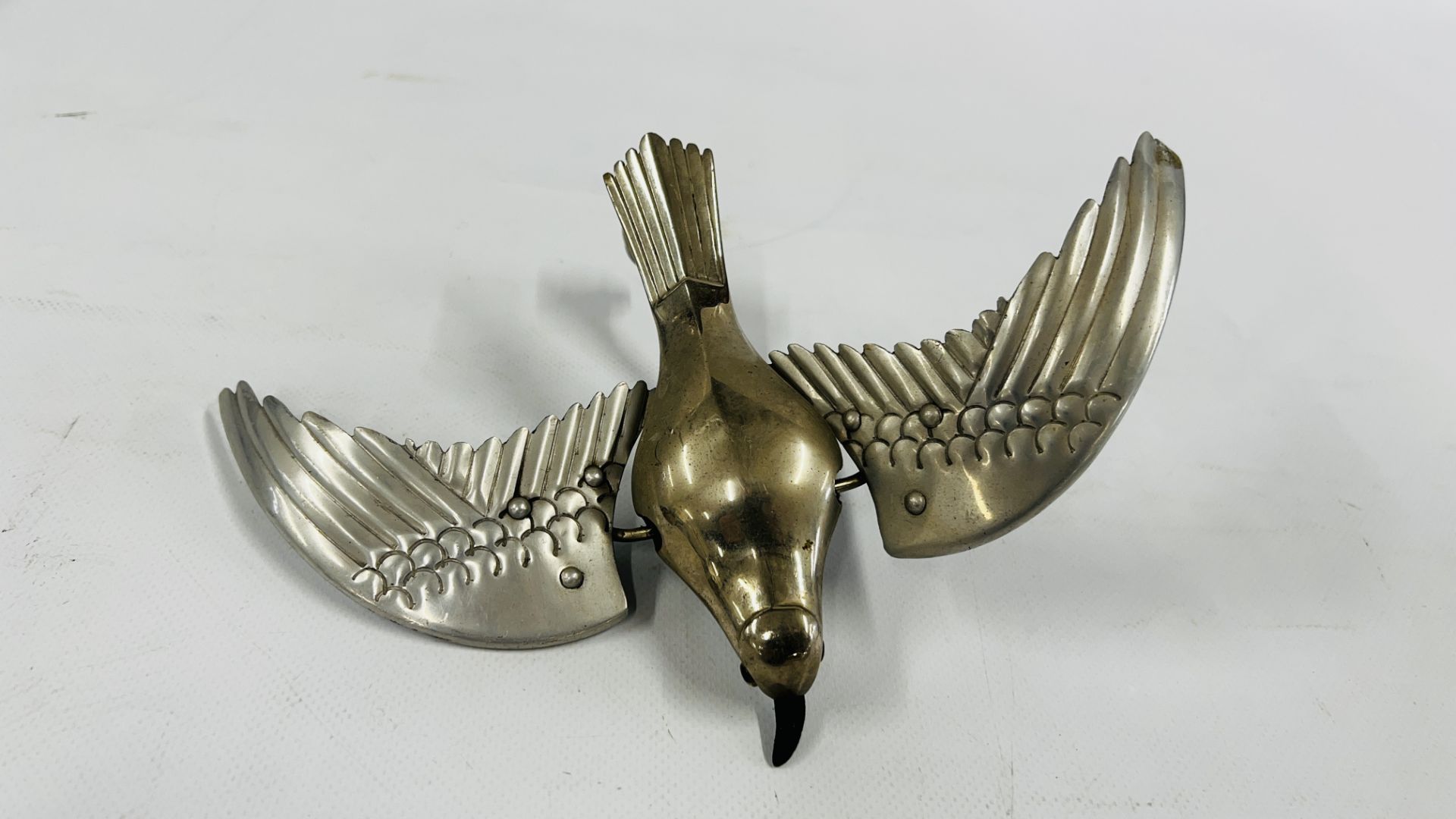 AN UNUSUAL VINTAGE FLAPPING WING BIRD CAR MASCOT (OVERALL WING SPAN 24CM). - Bild 3 aus 6