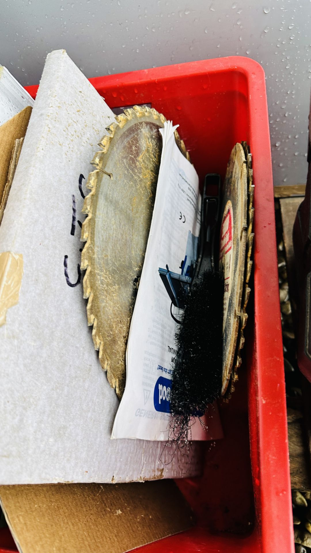 A RED PLASTIC CONTAINER CONTAINING APPROX 25 VARIOUS CIRCULAR SAW BLADES. - Image 2 of 11