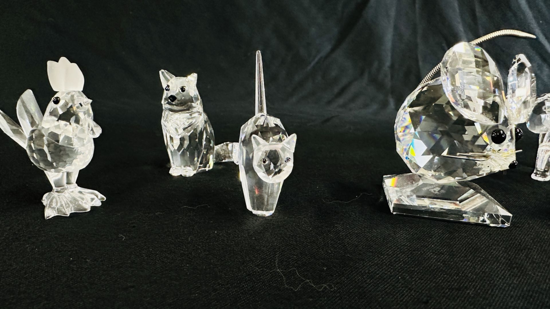 GRUOP OF 7 SWAROVSKI CABINET COLLECTIBLE ORNAMENTS TO INCLUDE MINI HEN (7675), TOM CAT (198241), - Image 3 of 12