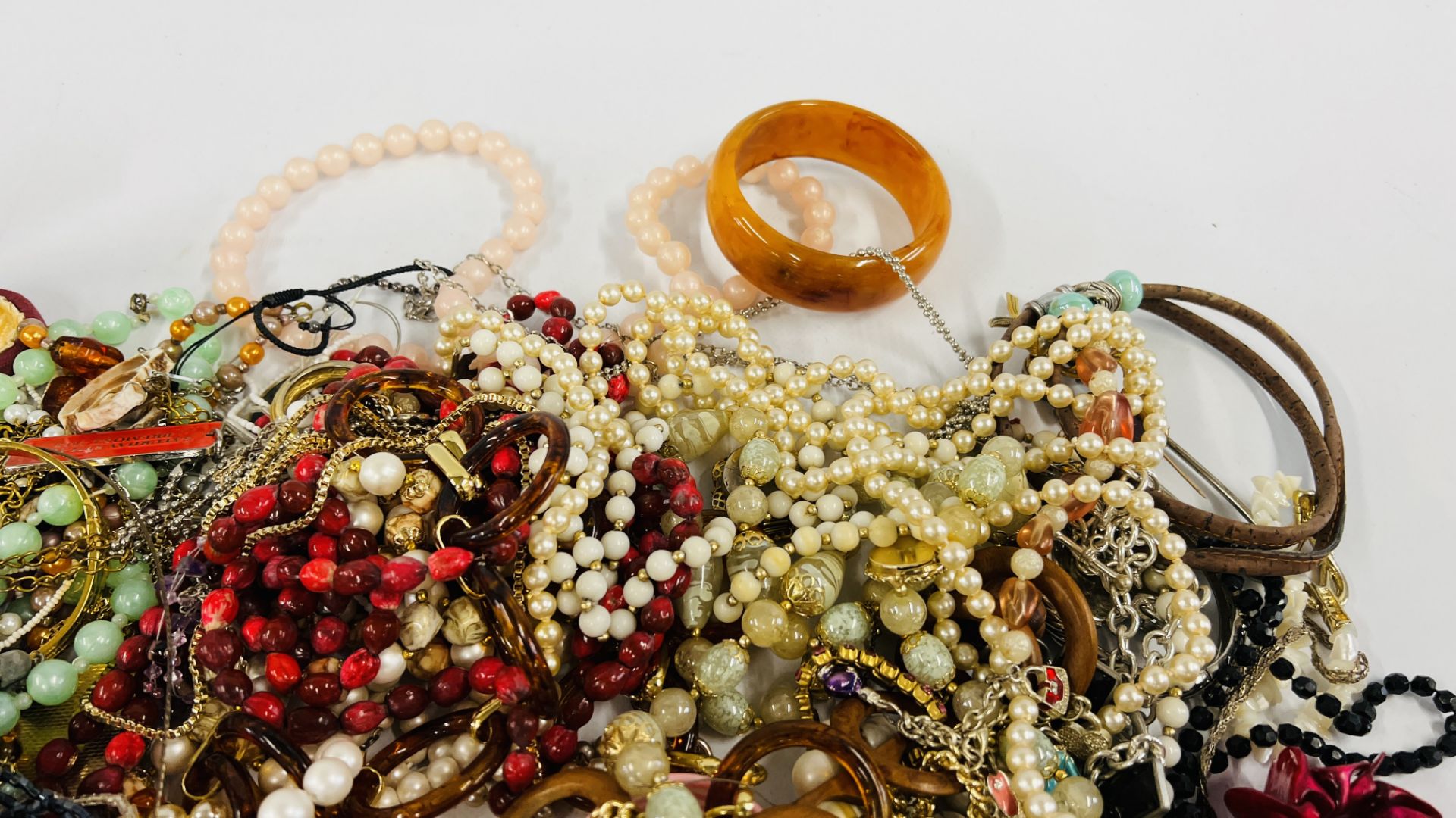 A LARGE BOX CONTAINING A QUANTITY OF COSTUME JEWELLERY TO INCLUDE POPPET BEADS, LIZARD BRACELET ETC. - Image 4 of 7