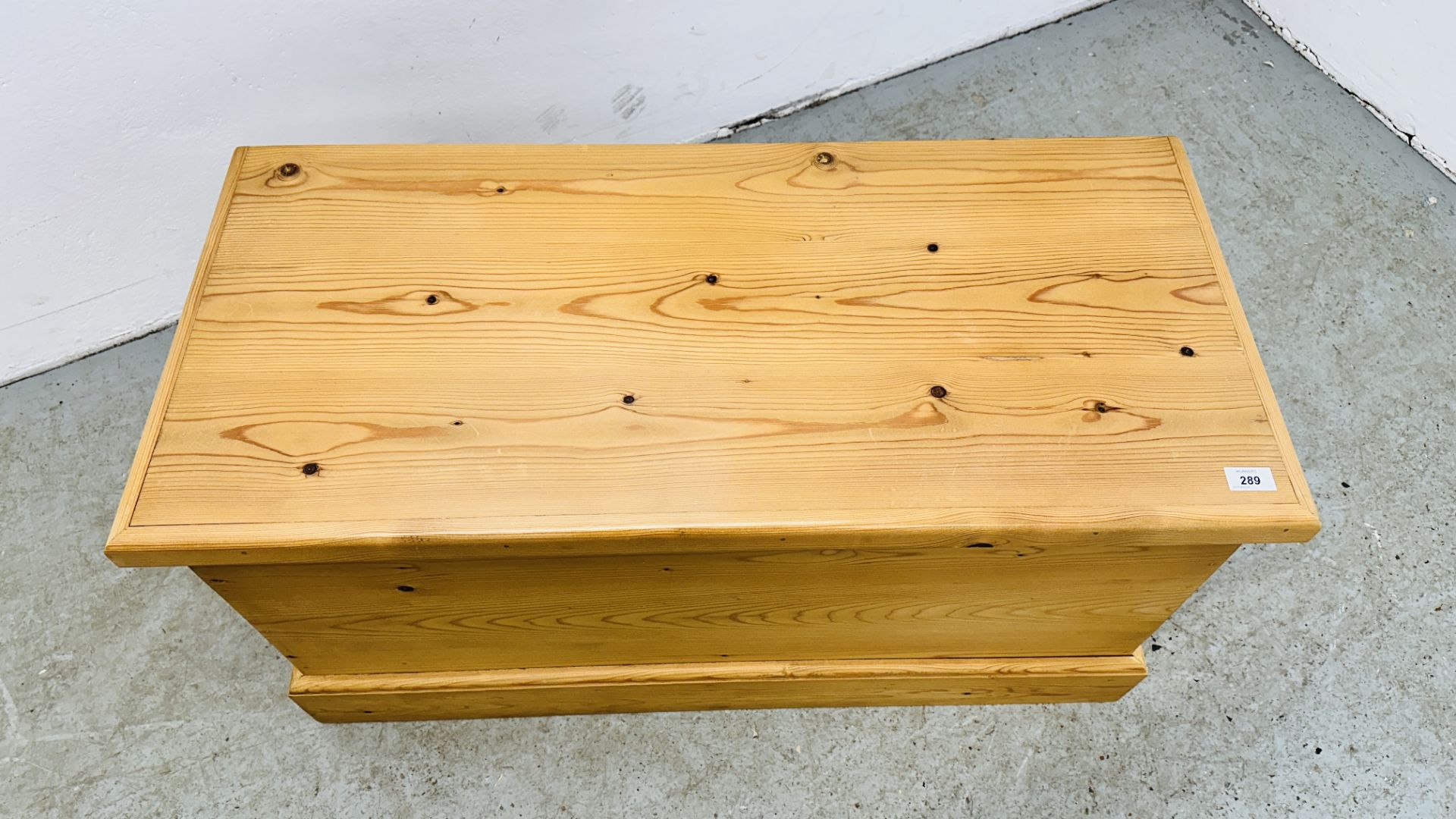 MODERN WAXED PINE HINGED TOP BLANKET / TOY BOX - W 96CM X D 44CM X H 50CM. - Image 2 of 7