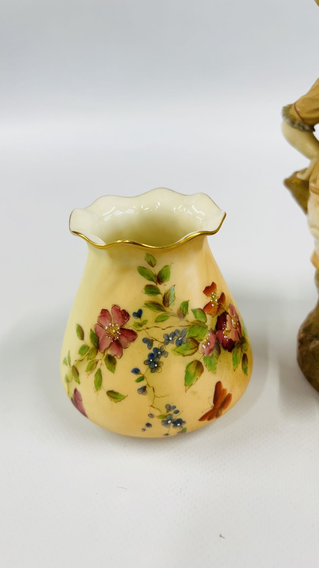 FOUR PIECES OF ROYAL WORCESTER TO INCLUDE SMALL BALUSTER VASE WITH SAILING DESIGN DECORATED BY R. - Image 7 of 15