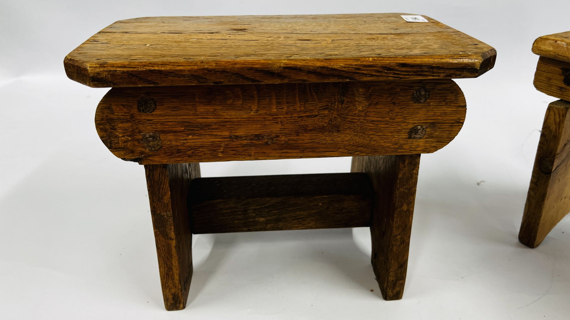 A GROUP OF 3 VINTAGE LOW/MILKING STOOLS TO INCLUDE A SOLID OAK EXAMPLE (VARIOUS SIZES). - Image 10 of 10