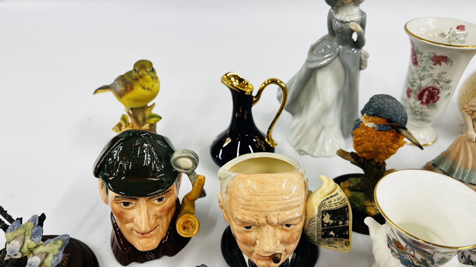 A BOX OF CABINET ORNAMENTS TO INCLUDE FIGURINES, COALPORT "VANESSA" AND MARGARET ALF, ESTELLE, - Bild 7 aus 16