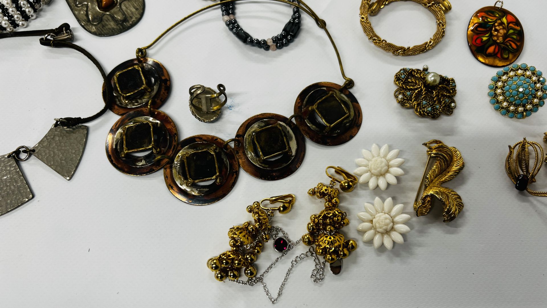 A TRAY OF RETRO AND VINTAGE JEWELLERY TO INCLUDE NECKLACES, BRACELETS ETC. - Image 2 of 14