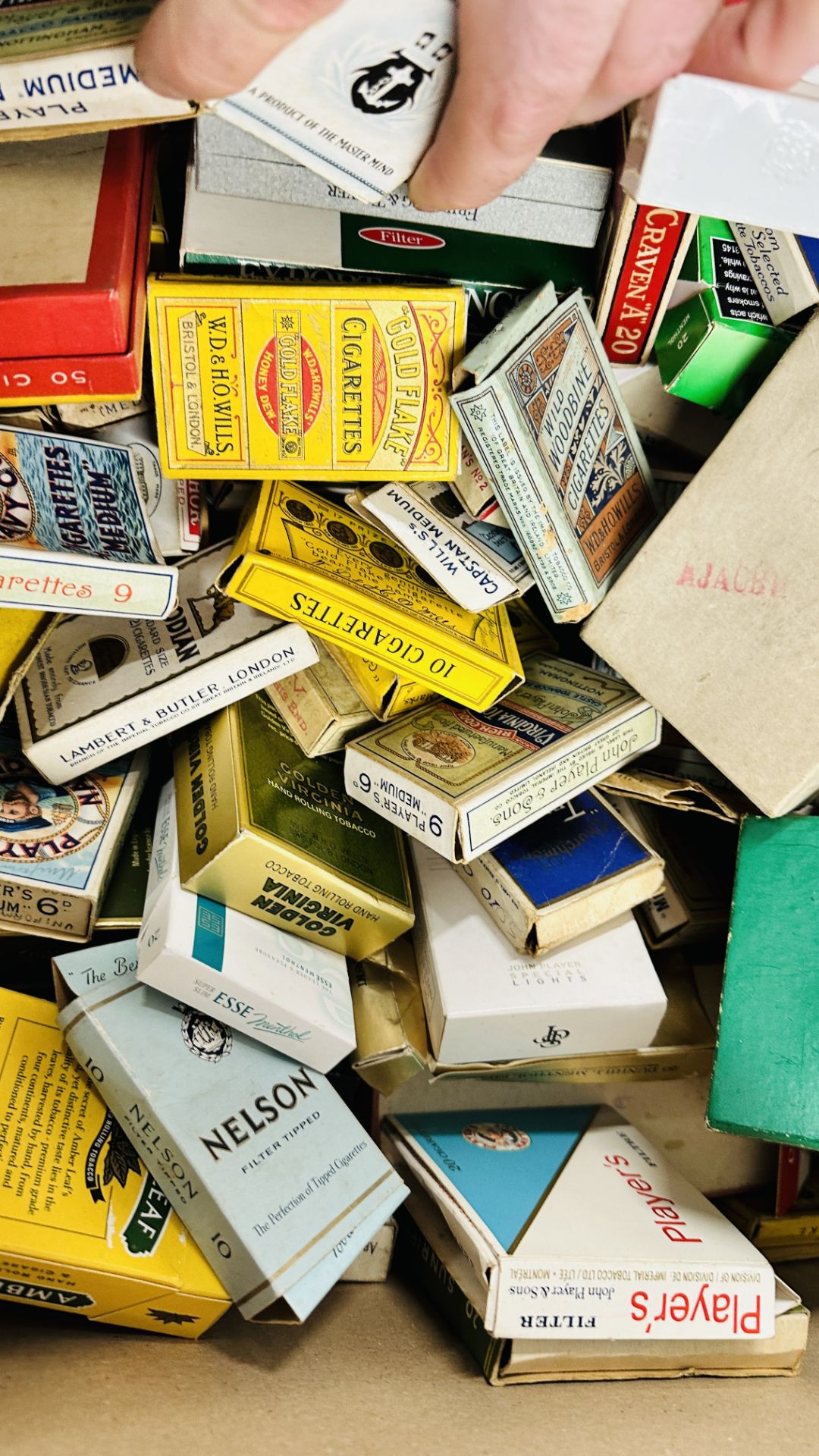 AN EXTENSIVE COLLECTION OF APPROXIMATELY 110 MIXED EMPTY CIGARETTE PACKETS TO INCLUDE MANY VINTAGE - Bild 6 aus 6