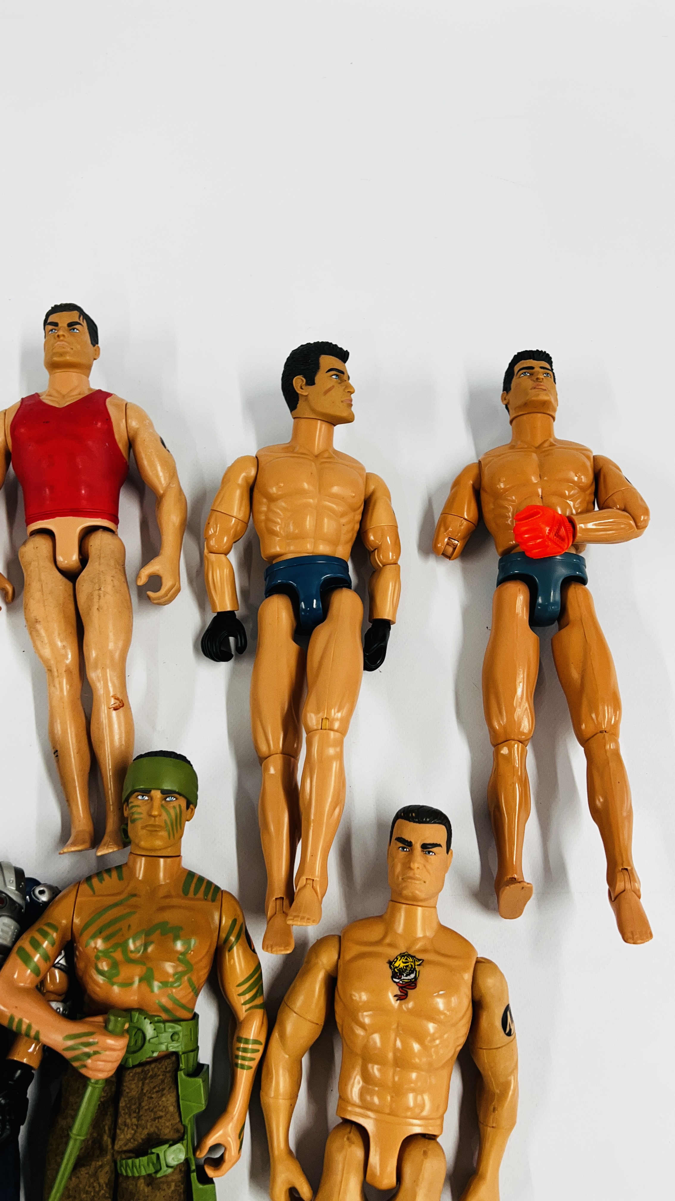 A BOX CONTAINING A GROUP OF 15 ASSORTED ACTION MAN FIGURES IN VARIOUS OUTFITS. - Image 3 of 5