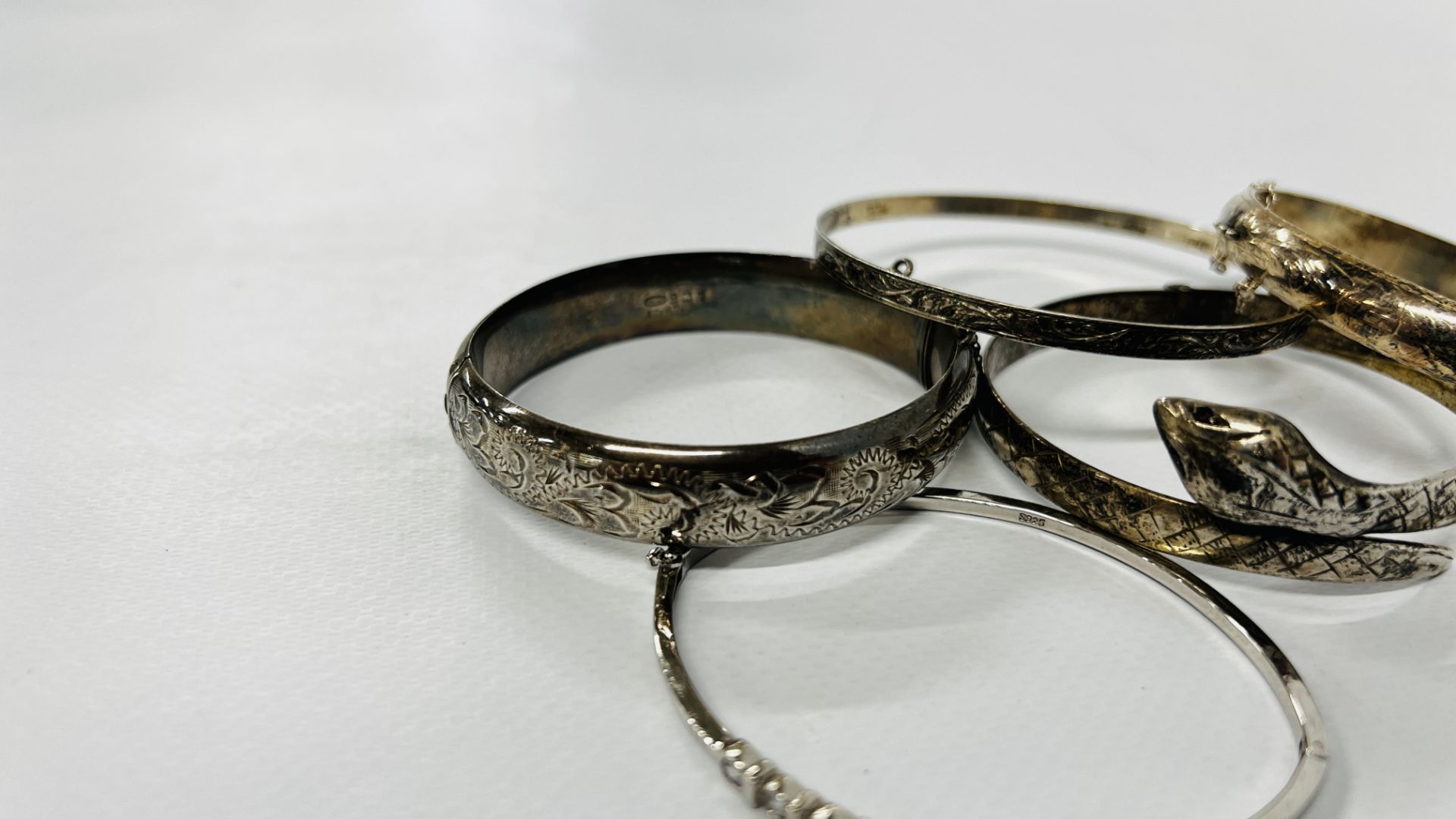 A GROUP OF 5 SILVER BANGLES TO INCLUDE A SNAKE, STONE SET EXPANDING AND ENGRAVED. - Image 3 of 7