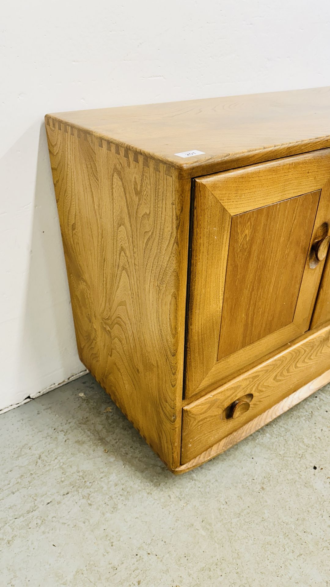 ERCOL WINDSOR SIDEBOARD COMPRISING OF 2 DOOR CUPBOARD ABOVE SINGLE DRAWER AND SINGLE CUPBOARD TO - Image 6 of 11