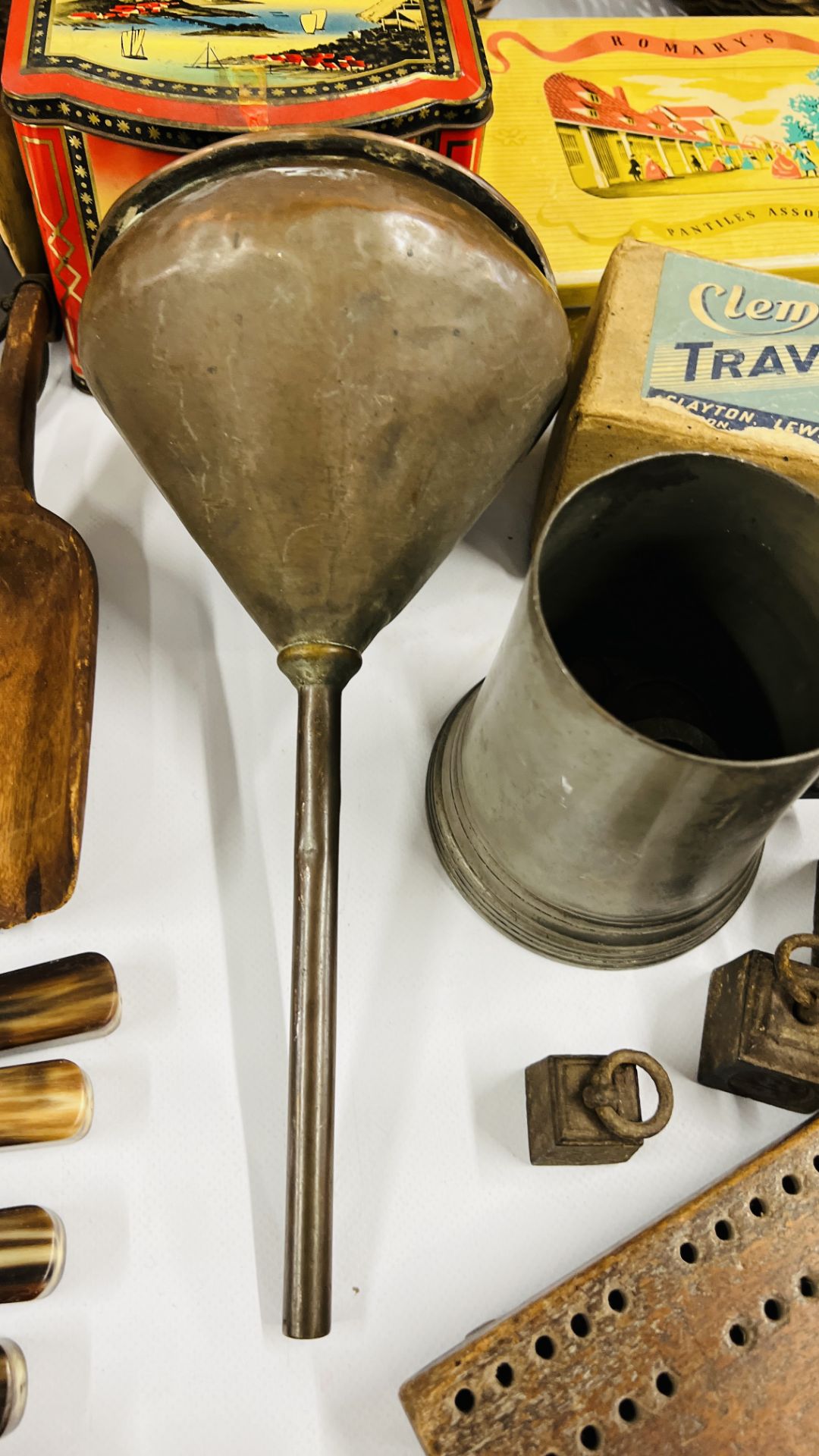 A LARGE GROUP OF VINTAGE KITCHENALIA TO INCLUDE BASKETS, TREEN, KNIVES, - Image 15 of 18