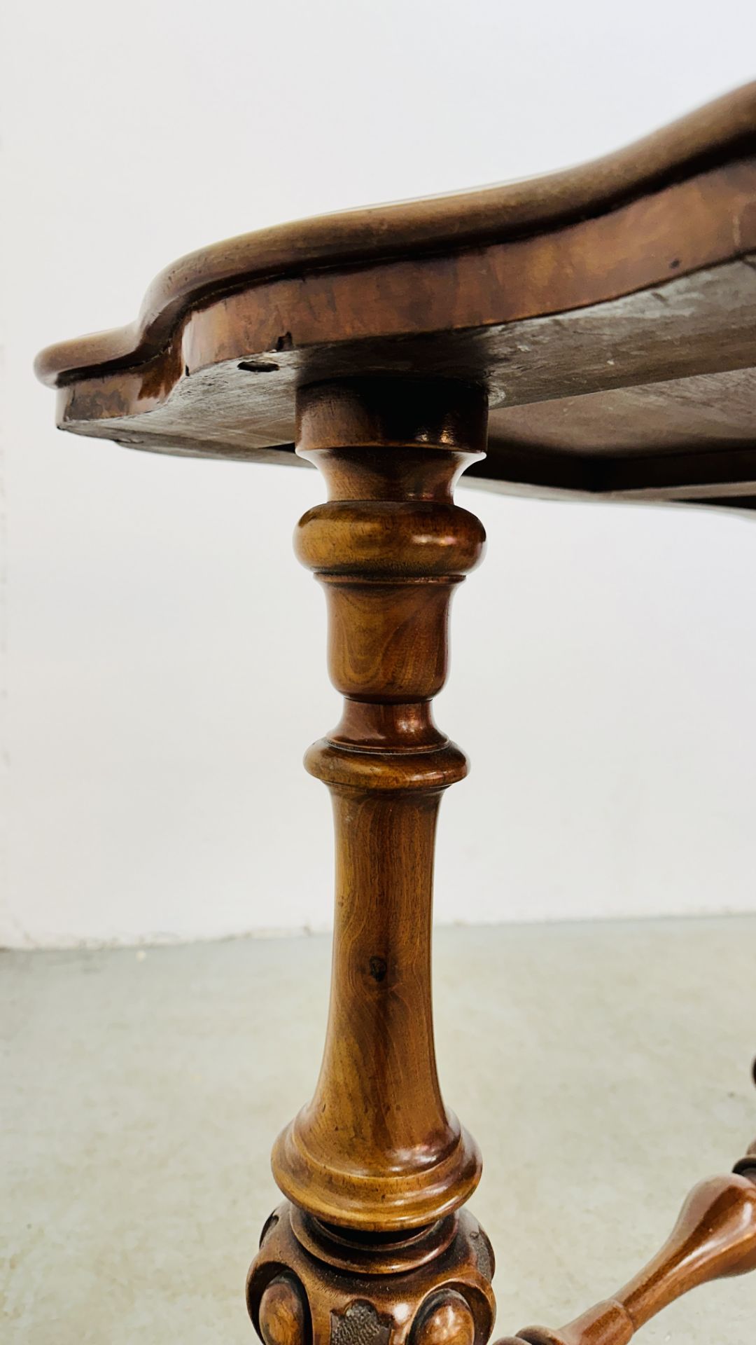 A VICTORIAN OCCASIONAL TABLE ON CASTERS W 96CM X D 50CM. - Image 5 of 12
