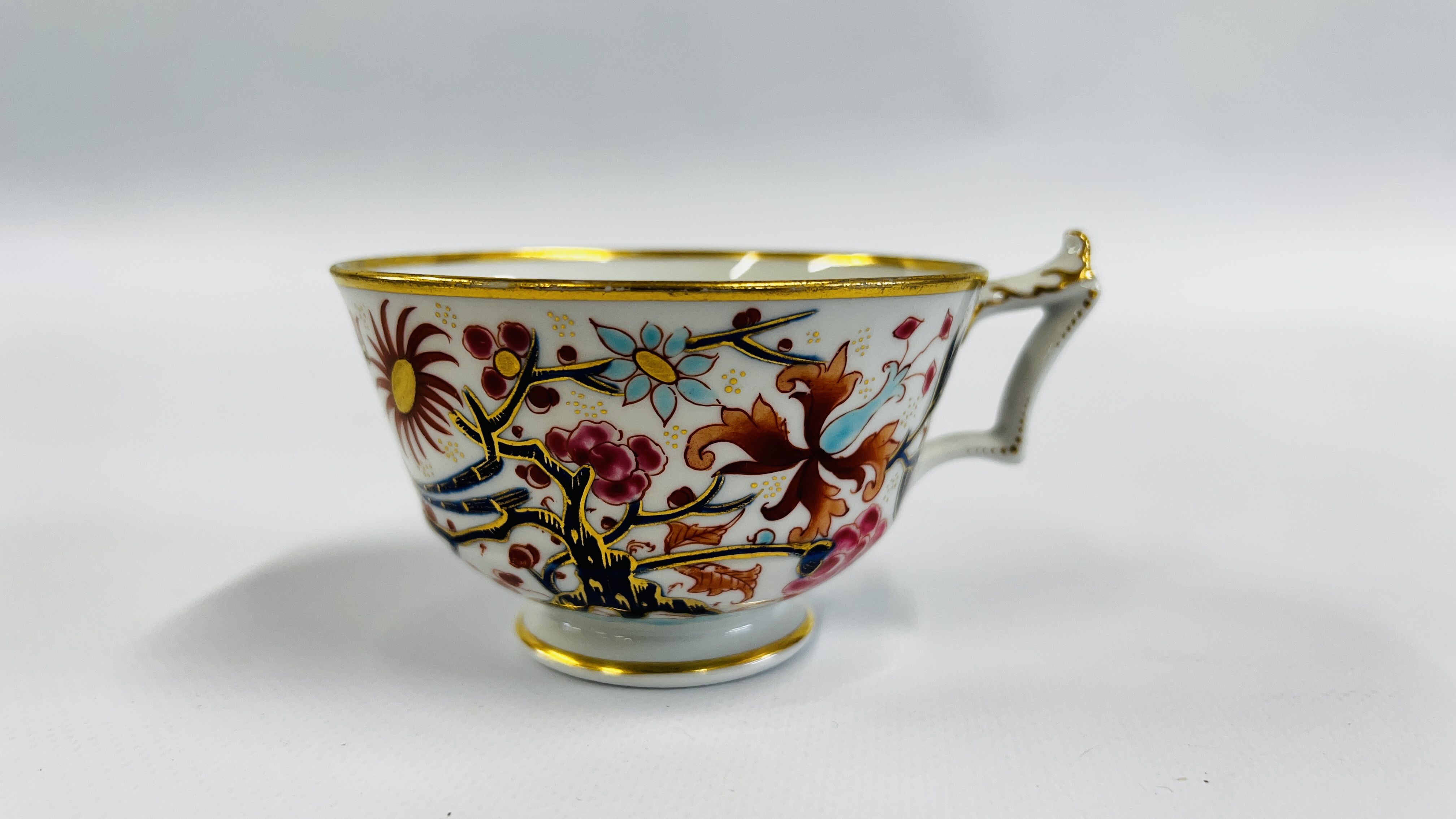 A FLIGHT BARR AND BARR WORCESTER PORCELAIN TEA CUP, - Image 29 of 38