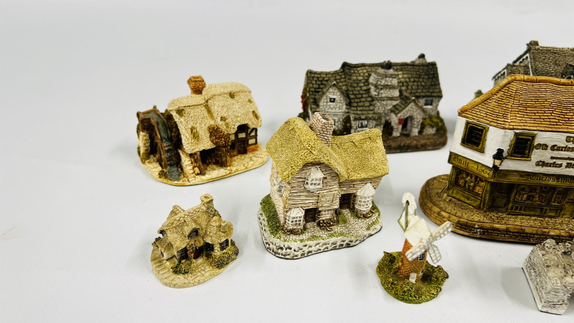 A COLLECTION OF 13 LILLIPUT LANE COTTAGES, SOME HAVING DEEDS ALONG WITH LILLLIPUT LANE BOOKLETS. - Image 2 of 13
