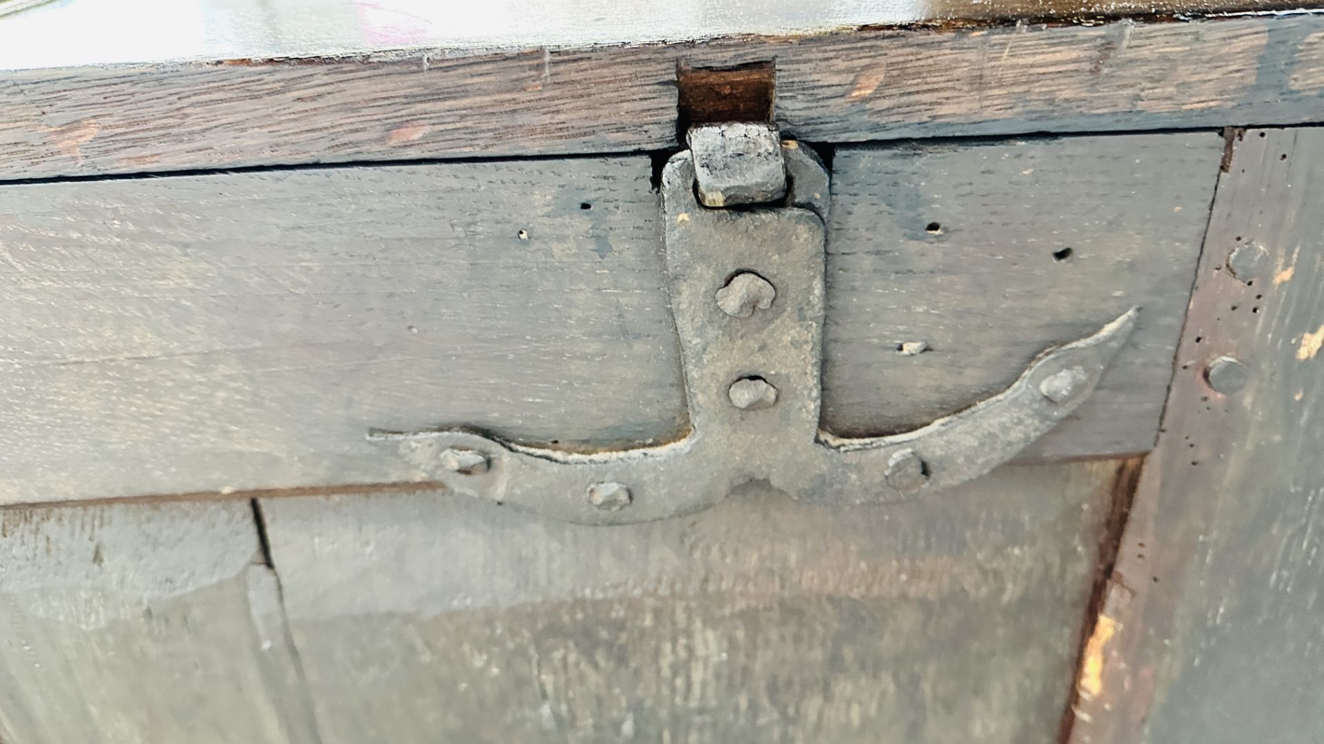 A C17th OAK COFFER, DATED 1686, WITH ALTERATIONS INCLUDING A NEW TOP, 134CM WIDE. - Bild 16 aus 17