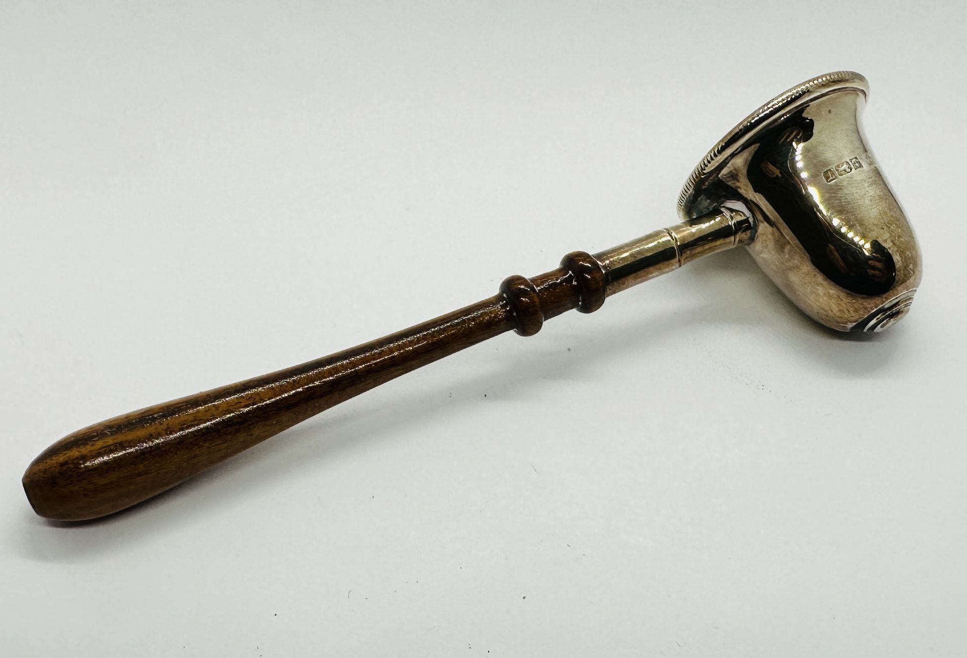 A SILVER CANDLE SNUFF WITH TURNED WOODEN HANDLE, BIRMINGHAM ASSAY 1993 AN L 14CM.