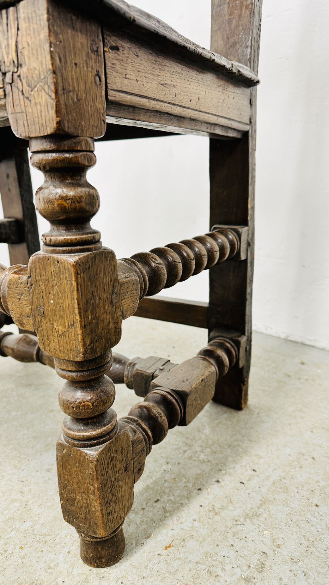 A PAIR OF 17TH CENTURY JOINED OAK CHAIRS. - Bild 12 aus 26