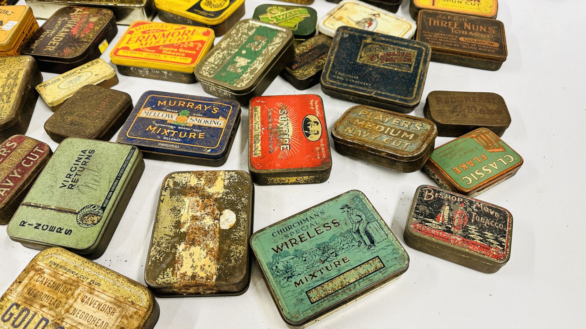 A BOX CONTAINING AN EXTENSIVE COLLECTION OF ASSORTED EMPTY VINTAGE TOBACCO TINS TO INCLUDE EXAMPLES - Image 9 of 10