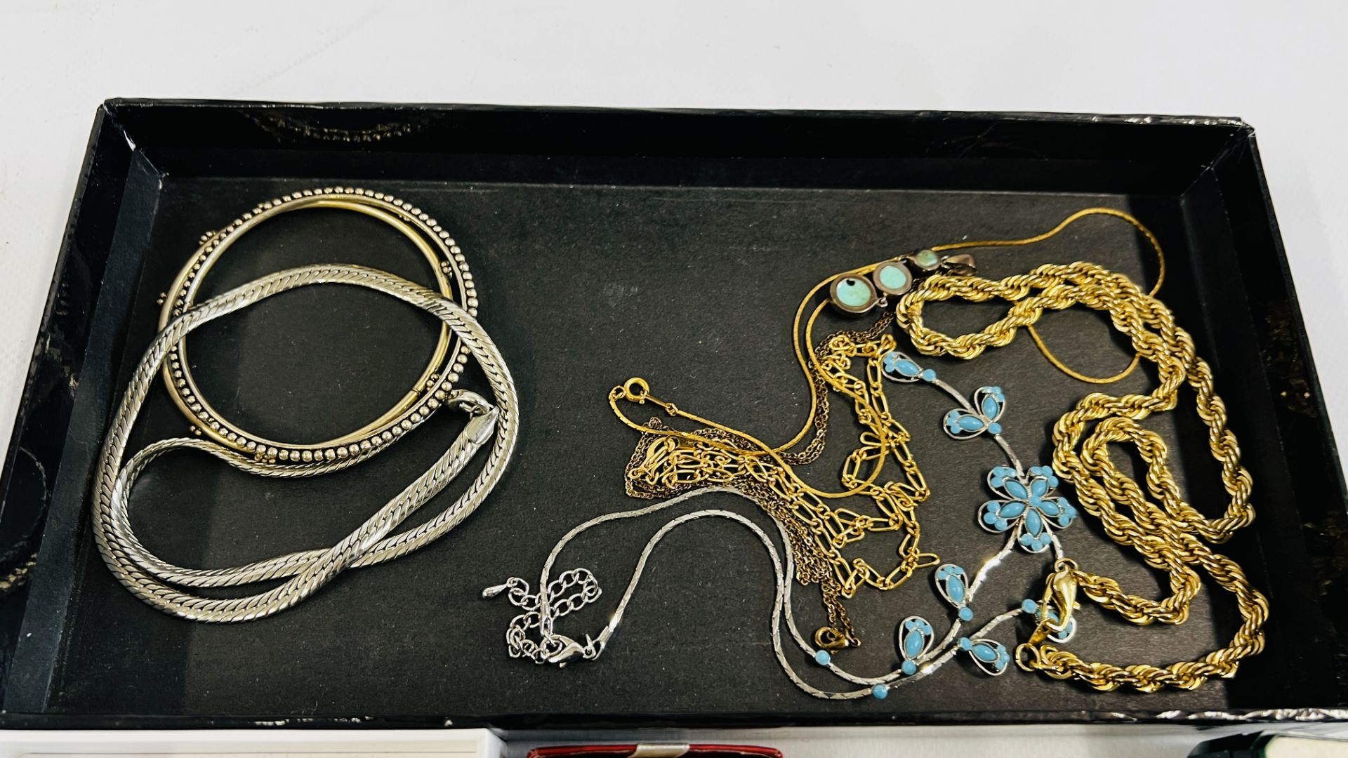 A BOX OF MIXED SILVER AND DRESS JEWELLERY. - Image 4 of 7