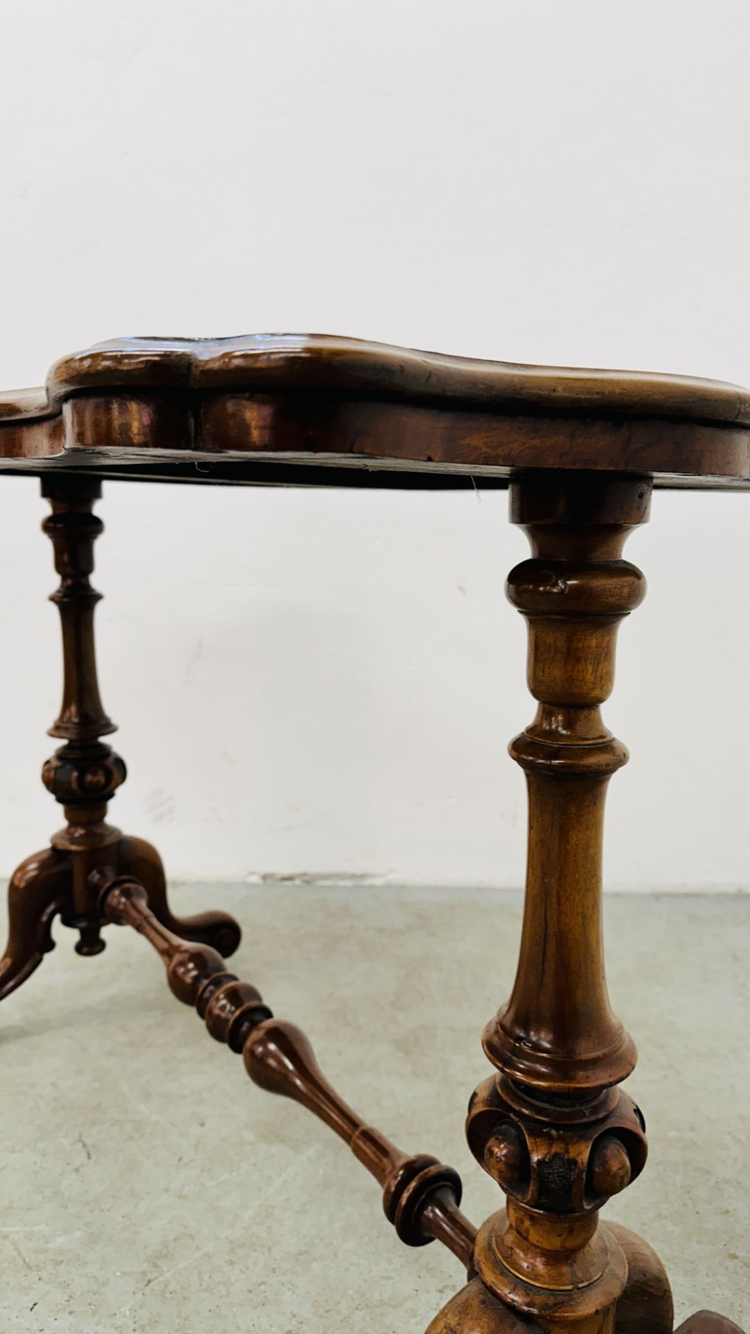 A VICTORIAN OCCASIONAL TABLE ON CASTERS W 96CM X D 50CM. - Image 8 of 12