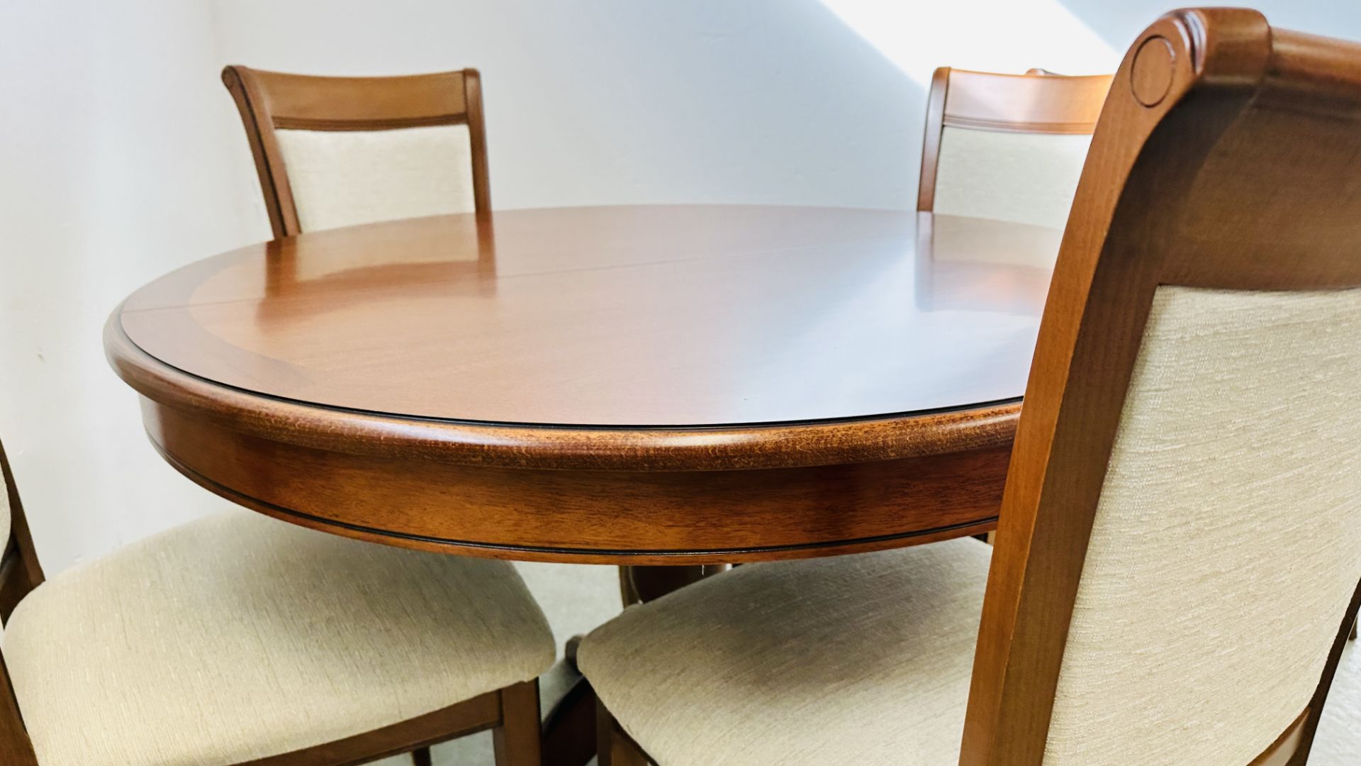 A GOOD QUALITY G PLAN CHERRY WOOD FINISH CIRCULAR EXTENDING DINING TABLE COMPLETE WITH 6 MATCHING - Image 5 of 14