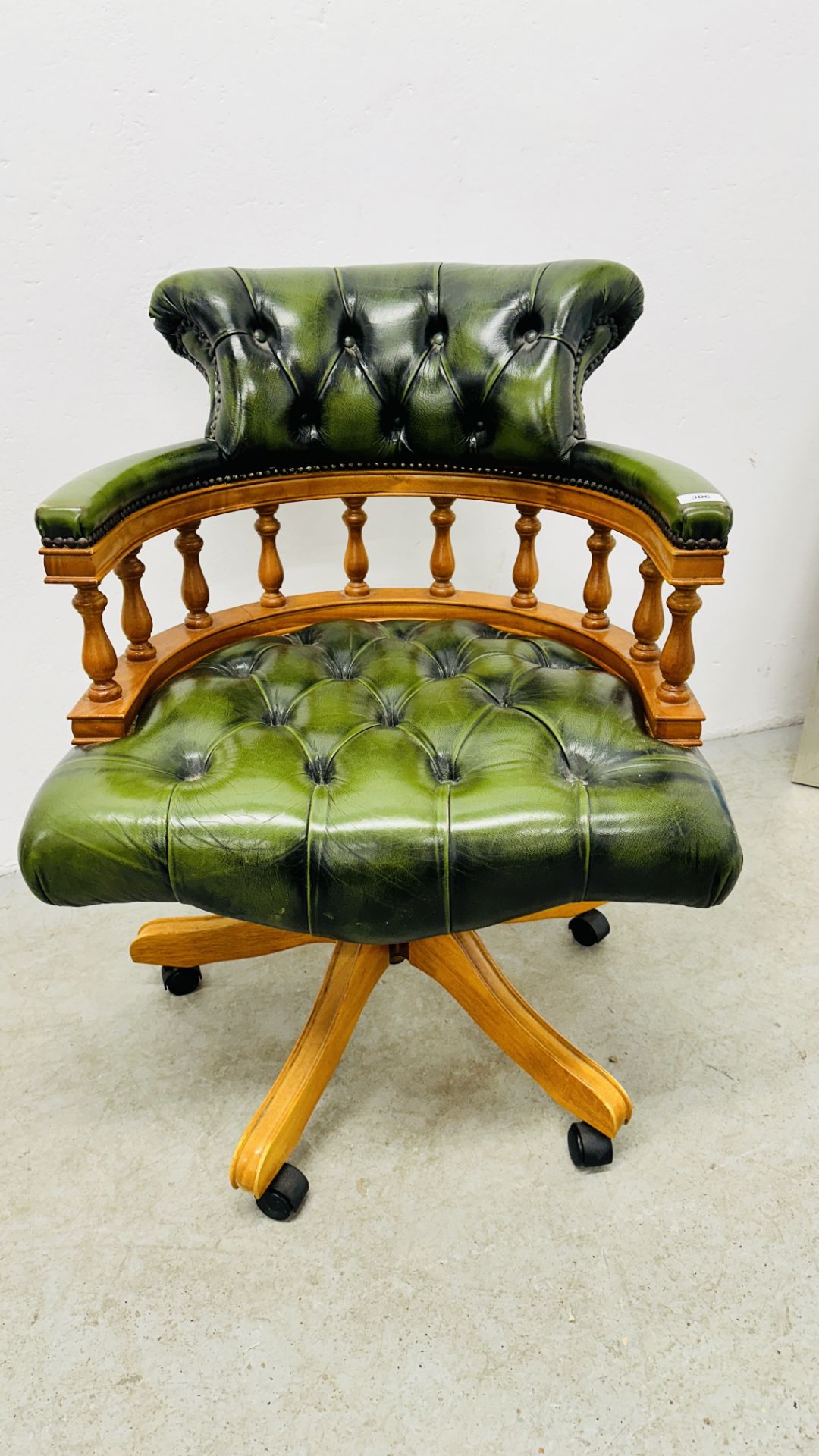 MODERN BOTTLE GREEN BUTTON BACK CAPTAIN'S STYLE REVOLVING OFFICE CHAIR WITH SPINDLE SUPPORTS. - Bild 2 aus 7