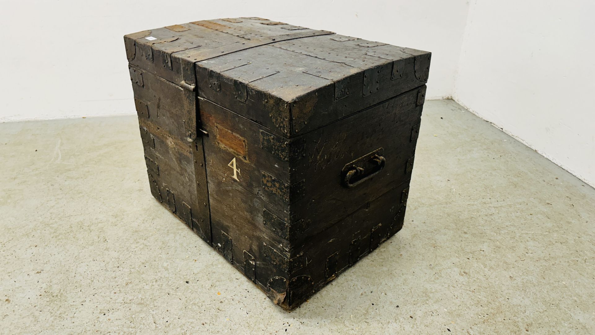 ANTIQUE OAK AND METAL BOUND SILVERSMITHS CHEST WITH CAST HANDLES BEARING BRASS PLAQUE GILLIAM & CO. - Image 3 of 13