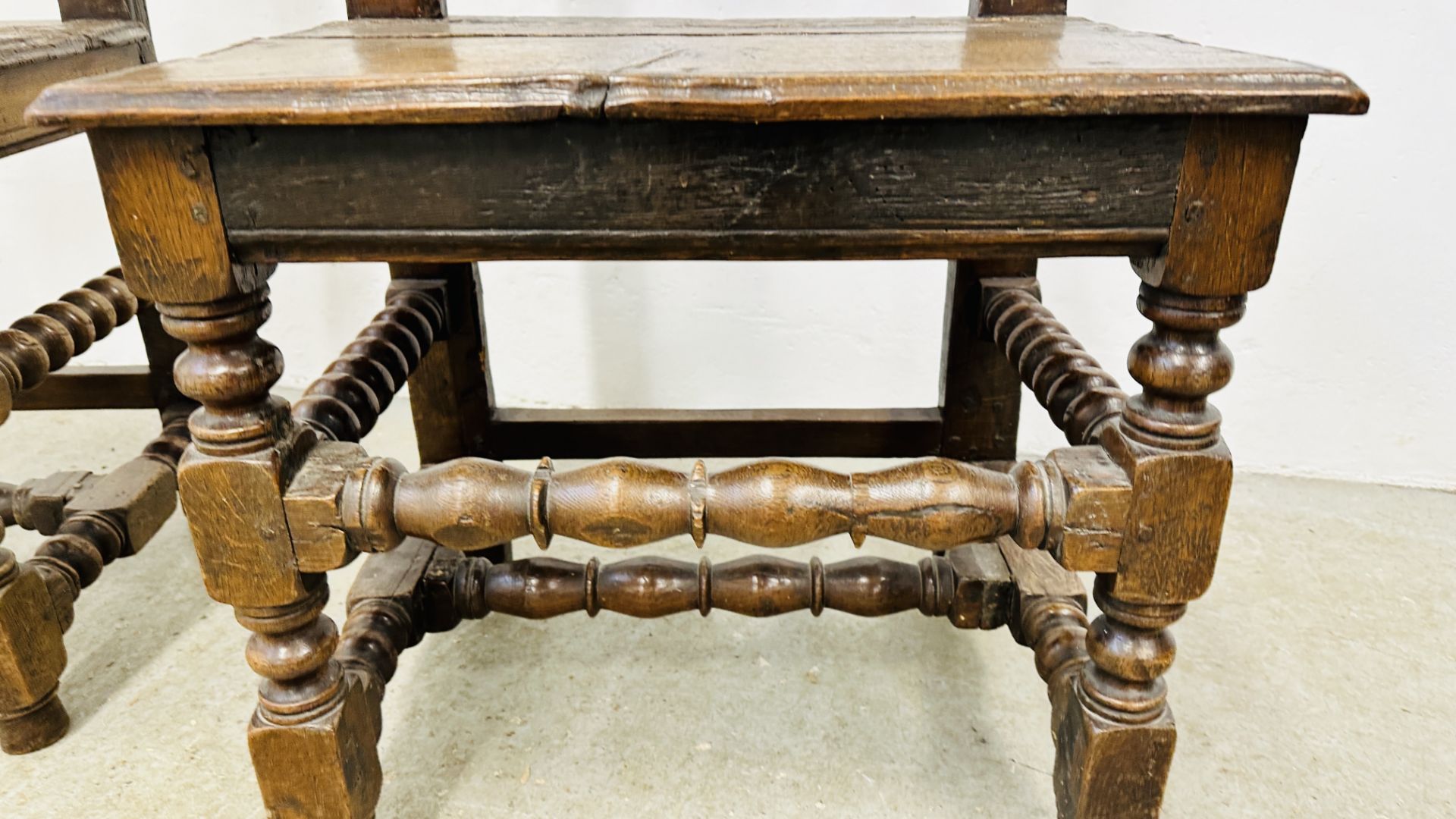A PAIR OF 17TH CENTURY JOINED OAK CHAIRS. - Bild 8 aus 26
