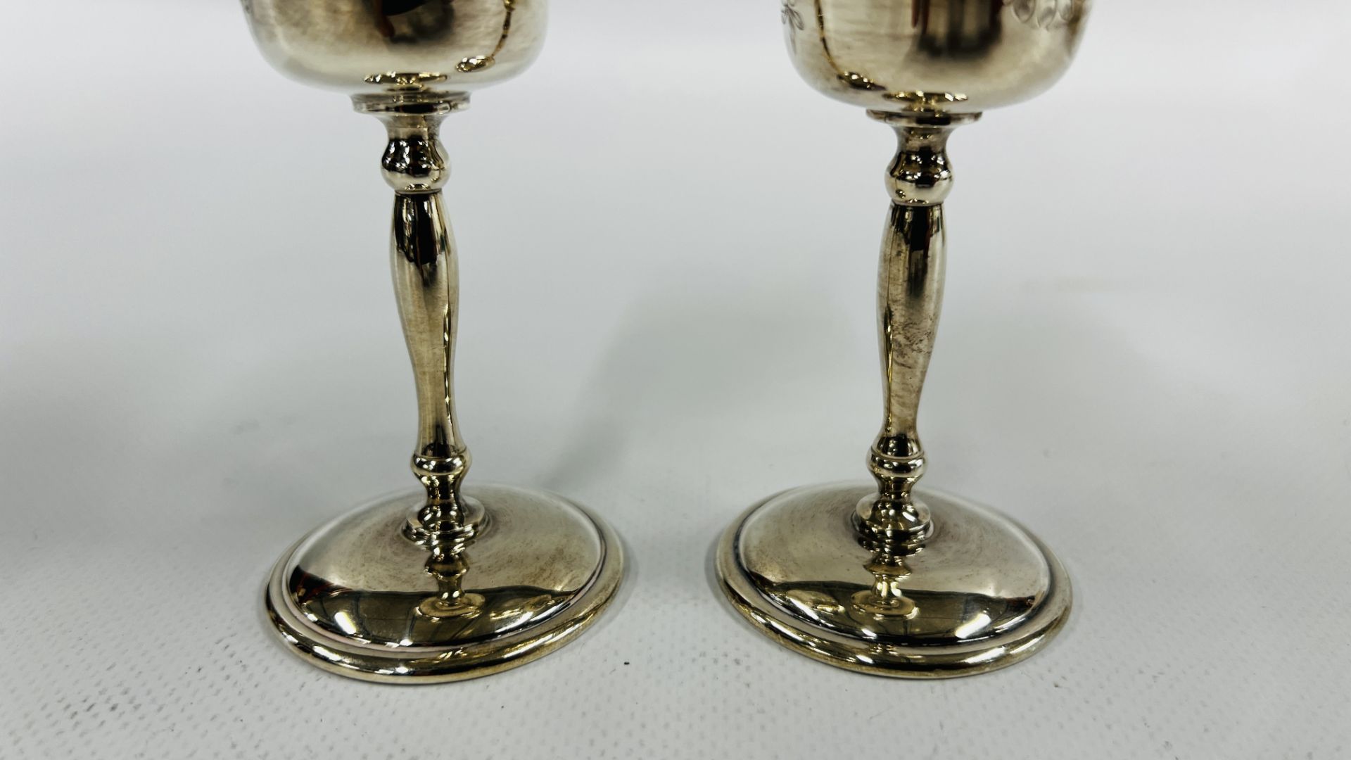 A PAIR OF SILVER ENGRAVED FOOTED GOBLETS, BIRMINGHAM ASSAY 1968 CSG & CO. H 12CM. - Image 3 of 7