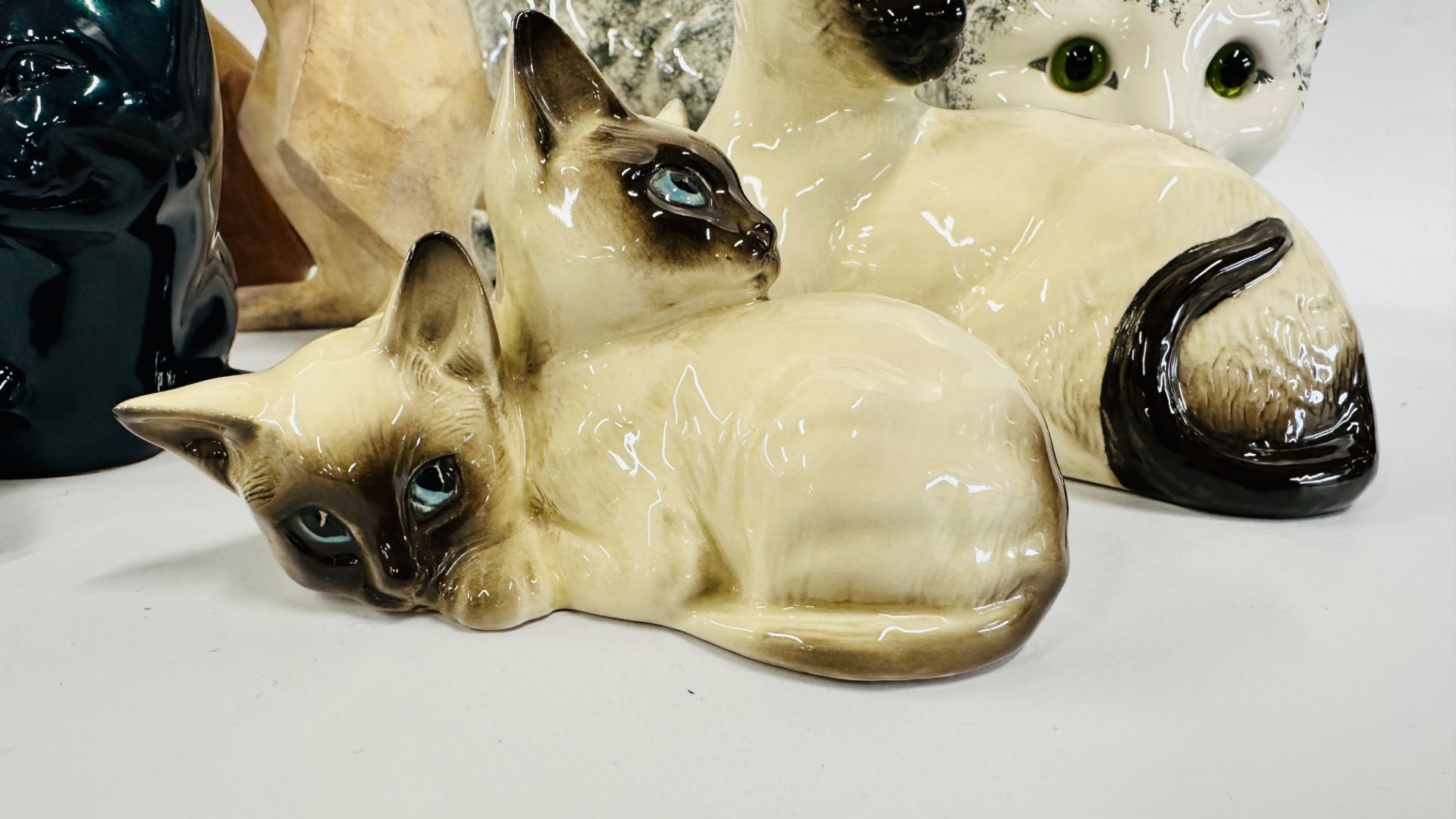 A GROUP OF 7 CAT FIGURES TO INCLUDE ROYAL DOULTON KITTENS AND CAT, STAFFORDSHIRE PRAYING CAT, - Image 2 of 12