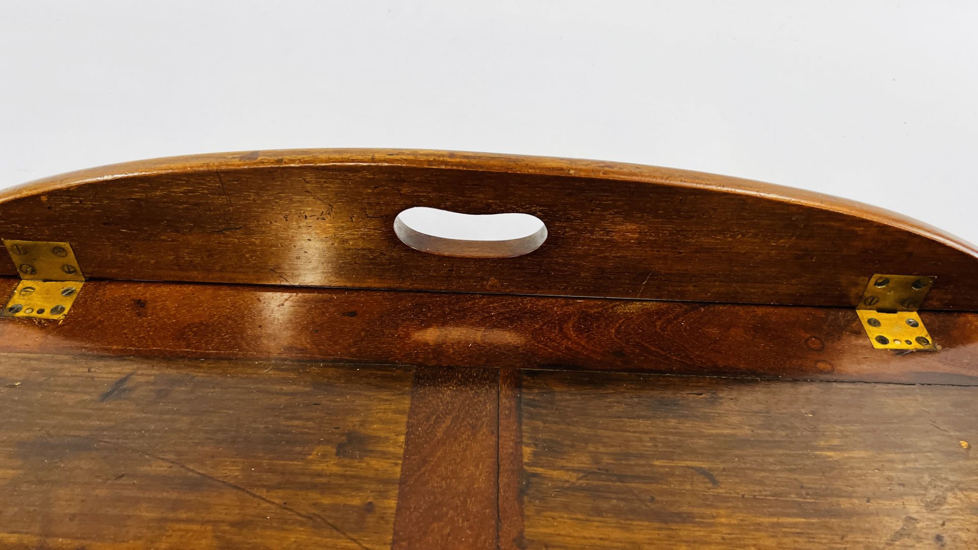 A MAHOGANY BUTLER'S TRAY WITH FOLDING SIDES ON FOLDING STAND TRAY 68 X 42CM. - Bild 6 aus 16