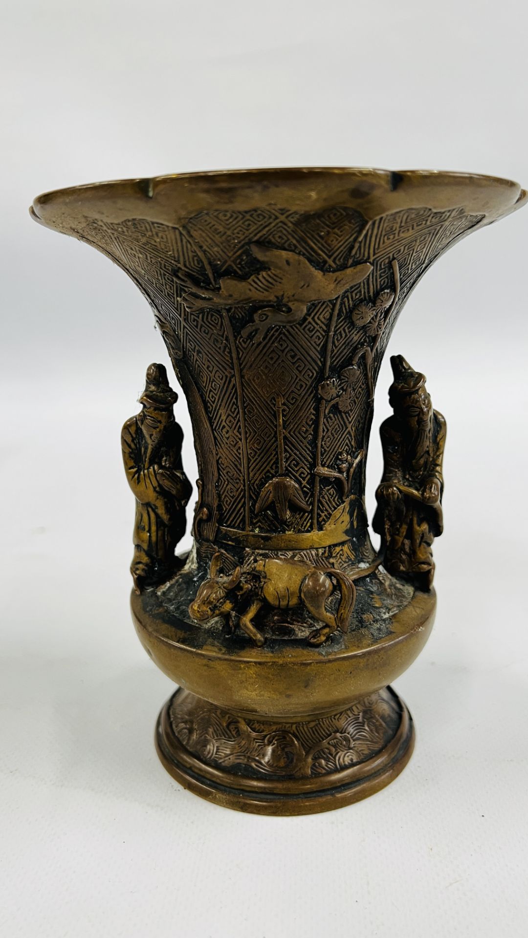 AN ANTIQUE TRUMPET SHAPED CHINESE QING BRONZE VASE WITH APPLIED FIGURES, H 16CM. - Image 3 of 13