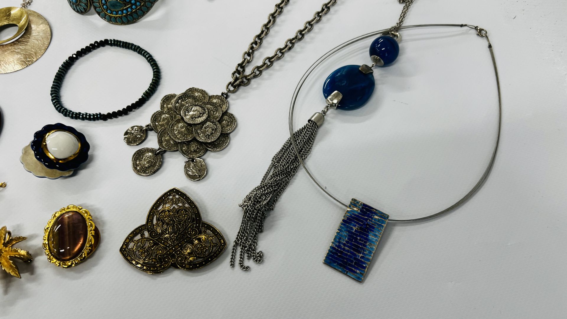 A TRAY OF RETRO AND VINTAGE JEWELLERY TO INCLUDE NECKLACES, BRACELETS ETC. - Image 4 of 14