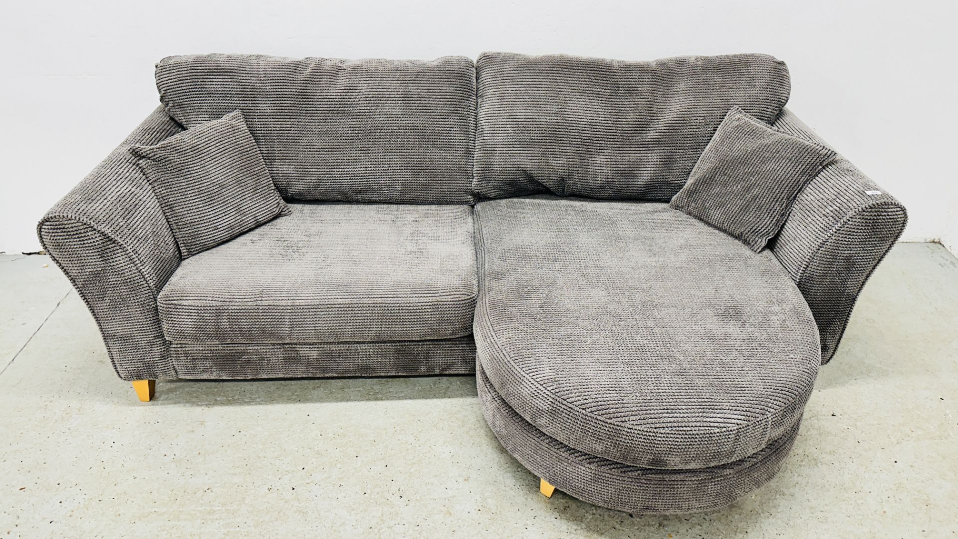 GOOD QUALITY DFS CORNER SOFA UPHOLSTERED IN CHARCOAL GREY. - Bild 2 aus 10