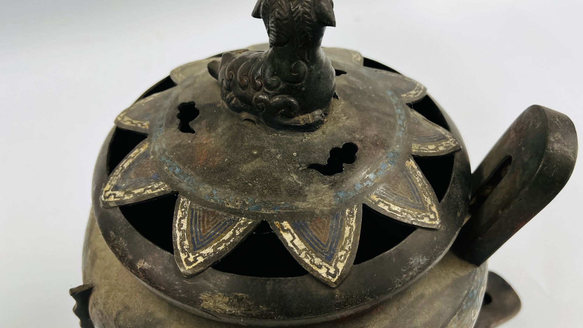 ANTIQUE CHINESE CHAMPS LEVEE INCENSE BURNER HANDLE A/F, THE COVER SURMOUNTED WITH A BUDDHIST DOG, - Bild 17 aus 20