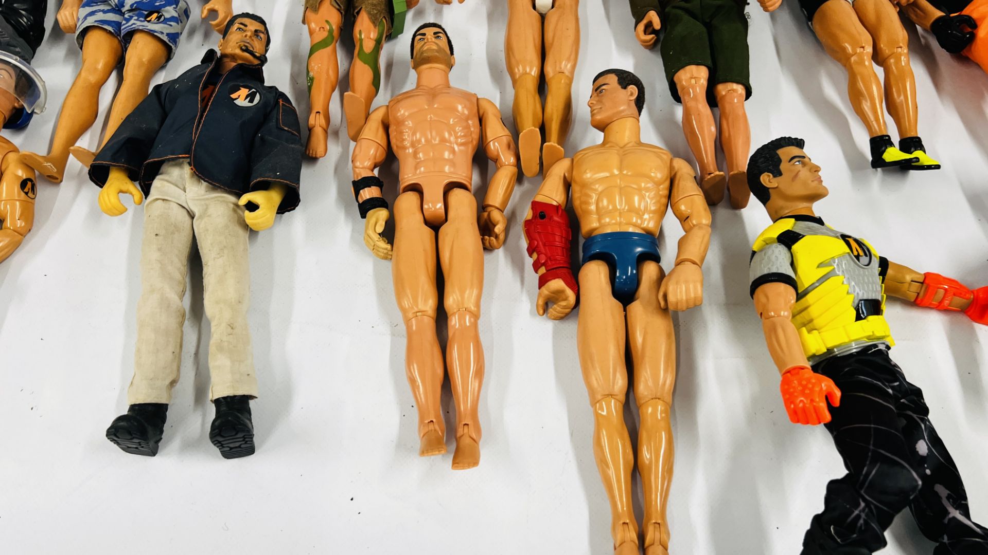 A BOX CONTAINING A GROUP OF 16 ASSORTED ACTION MAN FIGURES IN VARIOUS OUTFITS. - Bild 3 aus 8