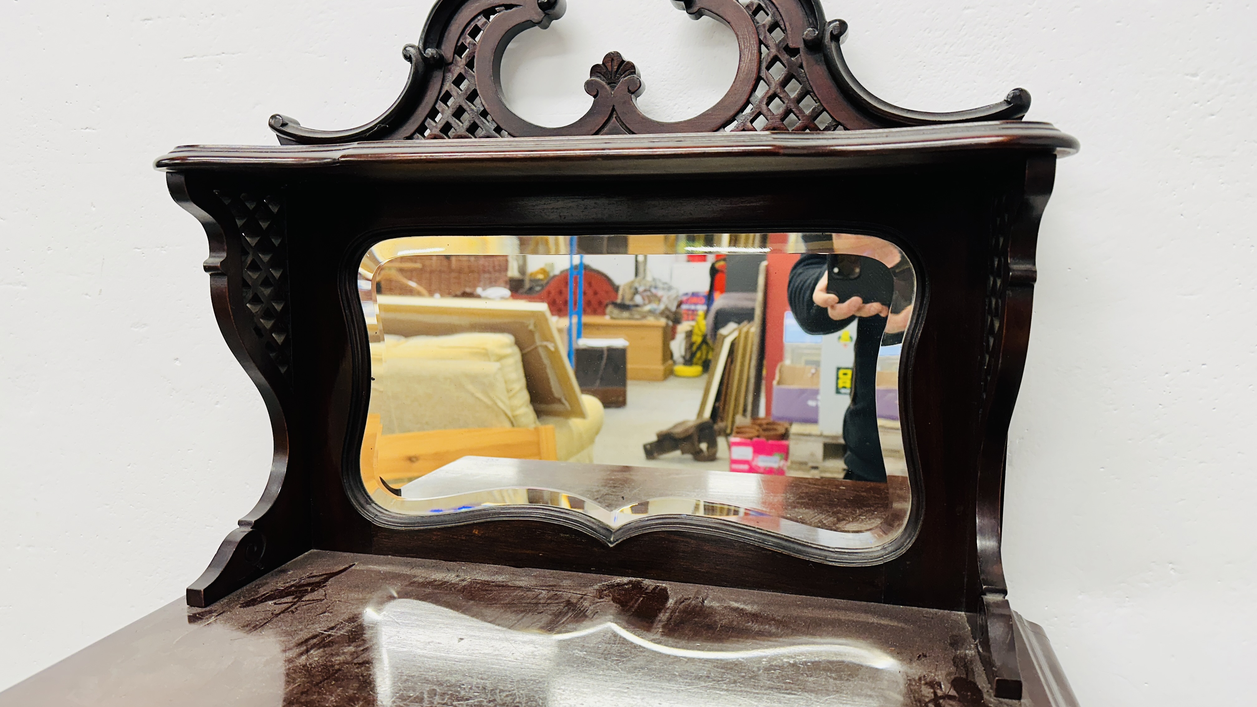 A VICTORIAN MAHOGANY SHEET MUSIC CABINET WITH MIRRORED UPSTAND AND FRETWORK PEDIMENT, - Image 4 of 11