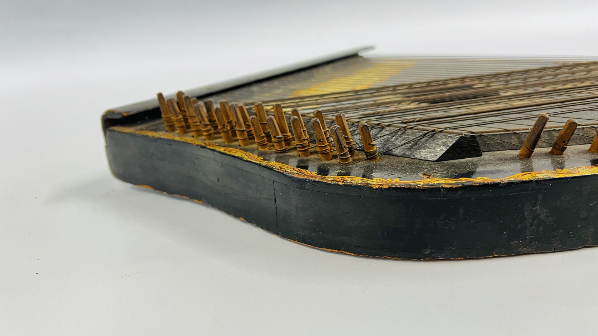 A VINTAGE "THE ANGLO AMERICAN LION ZITHER" MANUFACTURED BY THE ANGLO AMERICAN ZITHER Co NEW YORK - Image 12 of 13