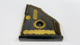 A VINTAGE "THE ANGLO AMERICAN LION ZITHER" MANUFACTURED BY THE ANGLO AMERICAN ZITHER Co NEW YORK