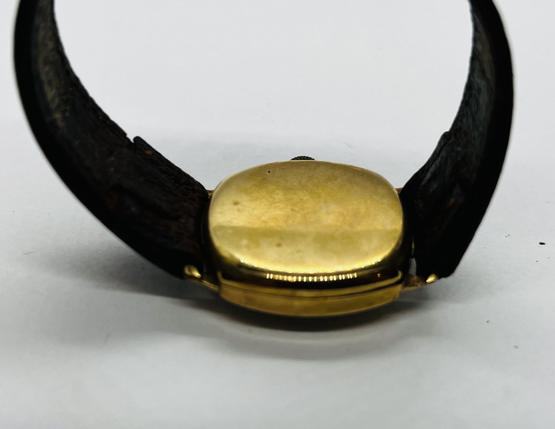 A VINTAGE 9CT GOLD CASED WRIST WATCH MARKED HERBERT ....... LTD MAGNO LUX ON A BROWN LEATHER STRAP. - Image 3 of 7