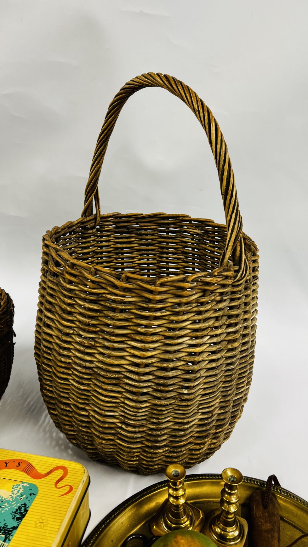A LARGE GROUP OF VINTAGE KITCHENALIA TO INCLUDE BASKETS, TREEN, KNIVES, - Image 10 of 18