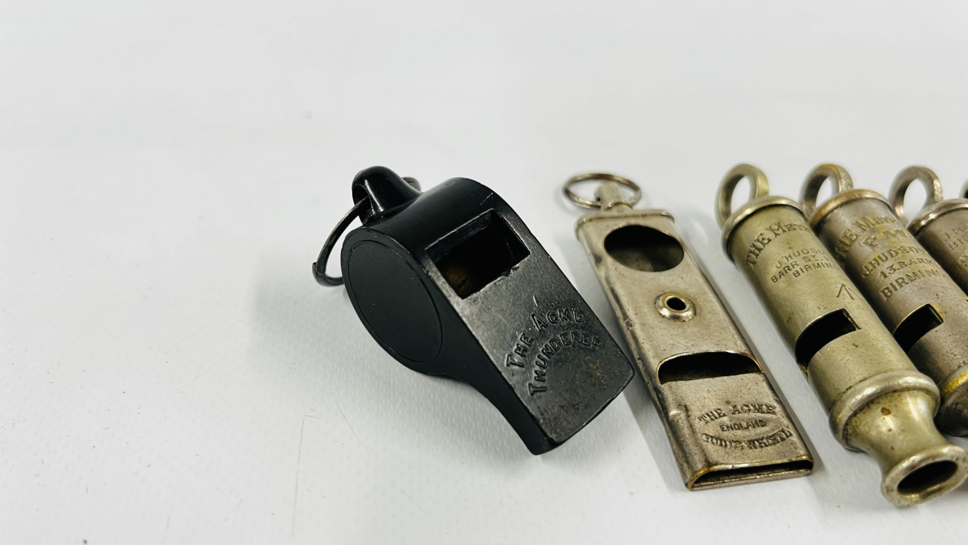 A COLLECTION OF 8 VINTAGE WHISTLES TO INCLUDE MILITARY, GPO & ACME EXAMPLES. - Bild 5 aus 5