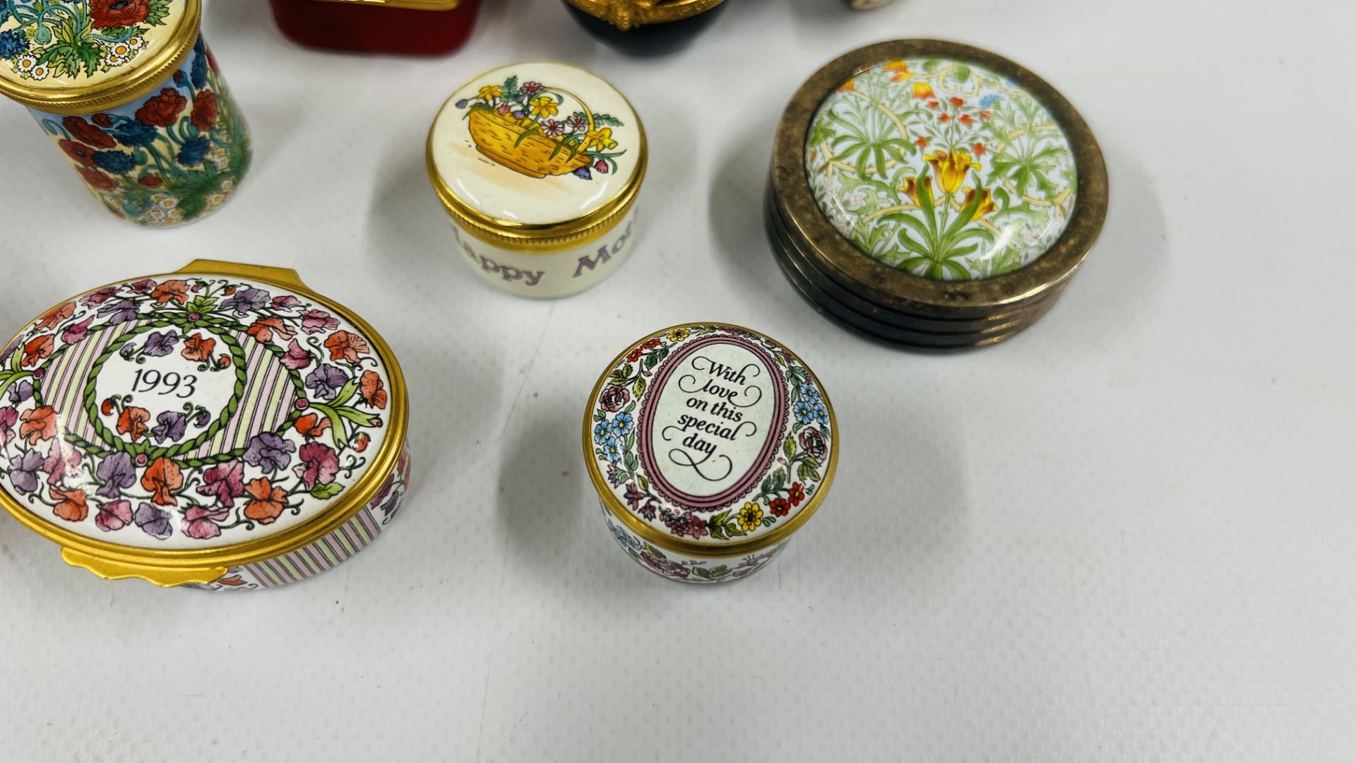 A GROUP OF 10 TRINKETS TO INCLUDE ROYAL CROWN DERBY "CELANDINE" TRINKET, HALCYON DAYS ENAMELS, - Image 2 of 8