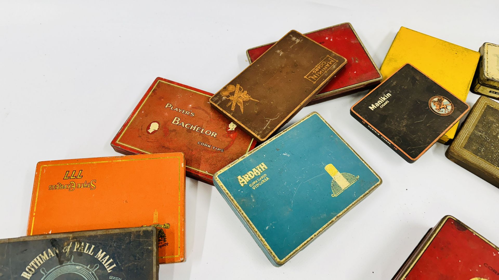 A BOX CONTAINING AN EXTENSIVE COLLECTION OF ASSORTED EMPTY VINTAGE CIGARETTE TINS TO INCLUDE - Image 7 of 14