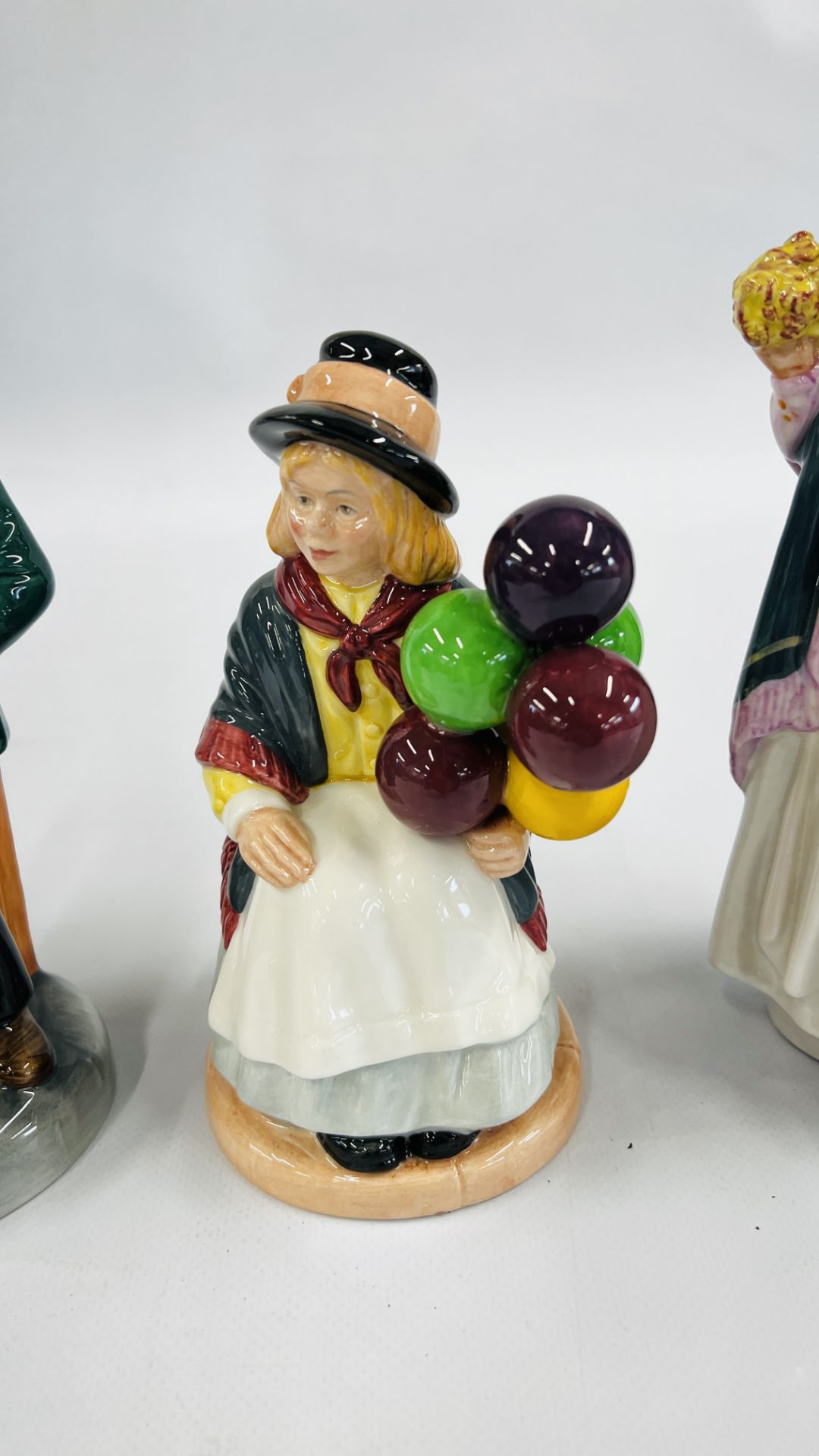 A GROUP OF 4 ROYAL DOULTON BALLOON SELLERS FIGURES INCLUDING THE BALLOON MAN, BALLOON BOY, - Image 3 of 13