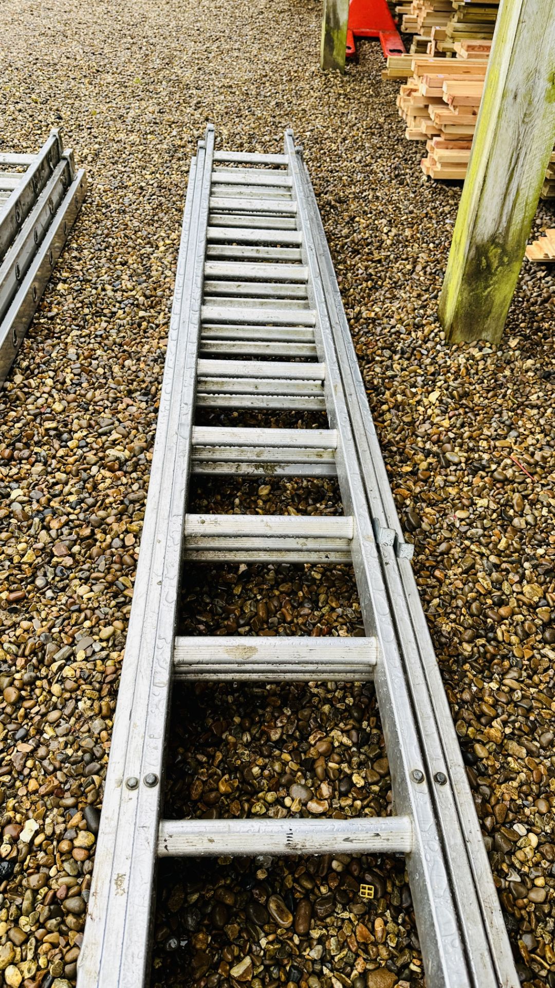 ALUMINIUM 33 RUNG 3 SECTION EXTENSION LADDER - Bild 4 aus 4