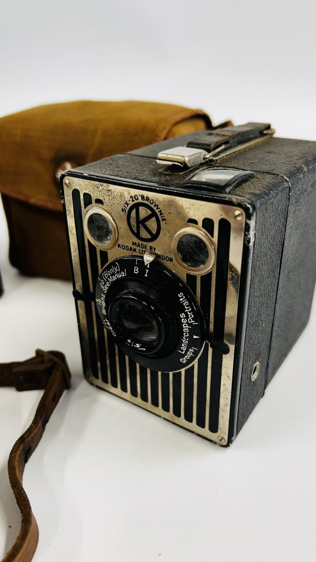 4 VINTAGE CAMERAS TO INCLUDE ERNEMANN ROLF I FOLDING CAMERA EIMIG CAMER, SIX-20 BROWNIE AND WARWICK. - Image 5 of 5