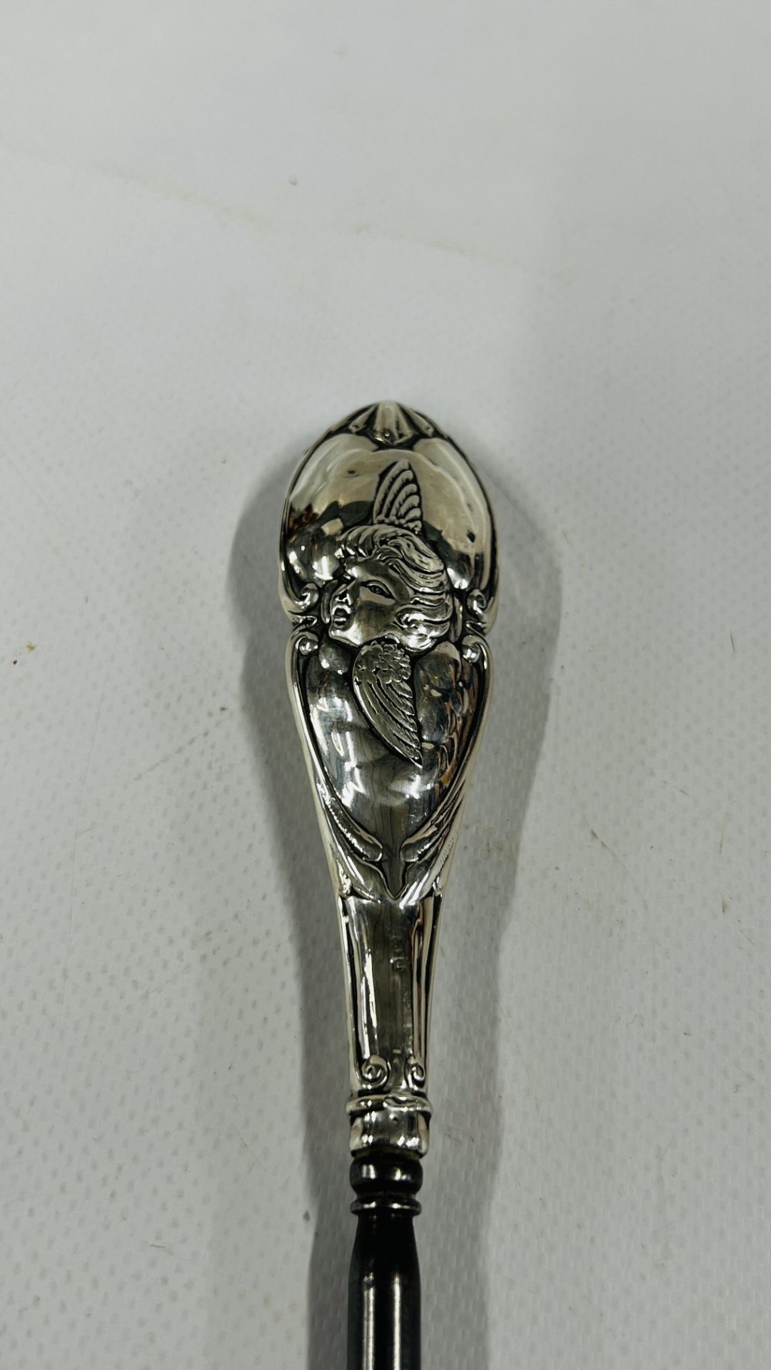 A SILVER MOUNTED DRESSING MIRROR & BUTTON HOOOK DEPICTING ANGELS, BIRMINGHAM ASSAY. - Image 10 of 11